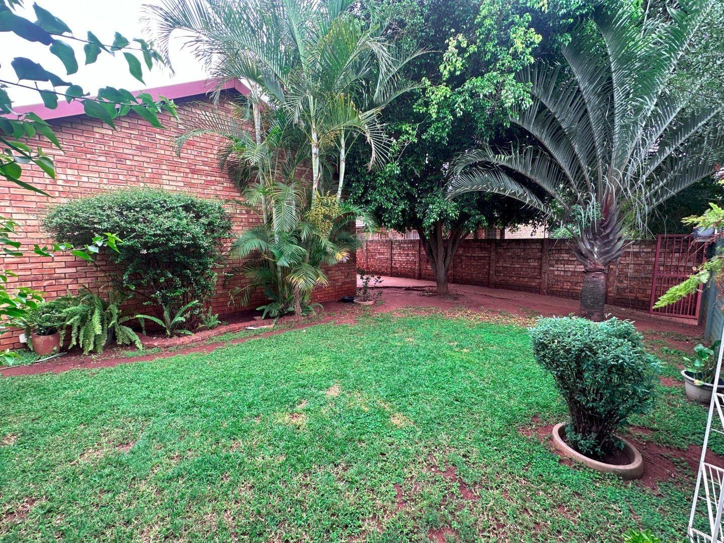 House for Sale in Dorandia 3 bedrooms, double garages, near schools