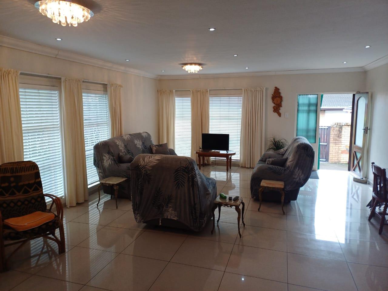 For Sale Arboretum Townhouse with 4 bedrooms, double garage, pet