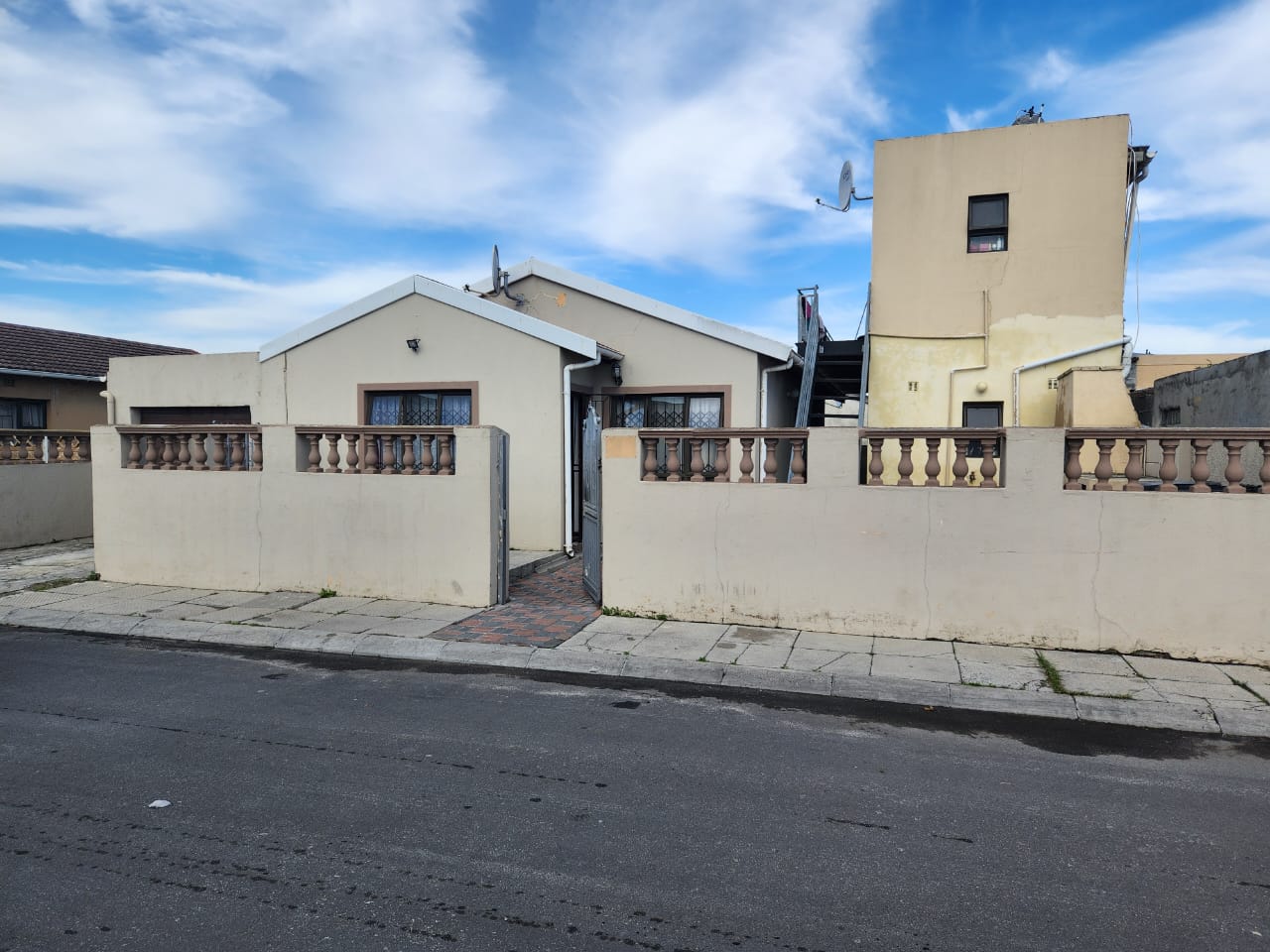 For Sale in Hazeldene Spacious House with Rental Flats, Carport, and Braai Area 2266353