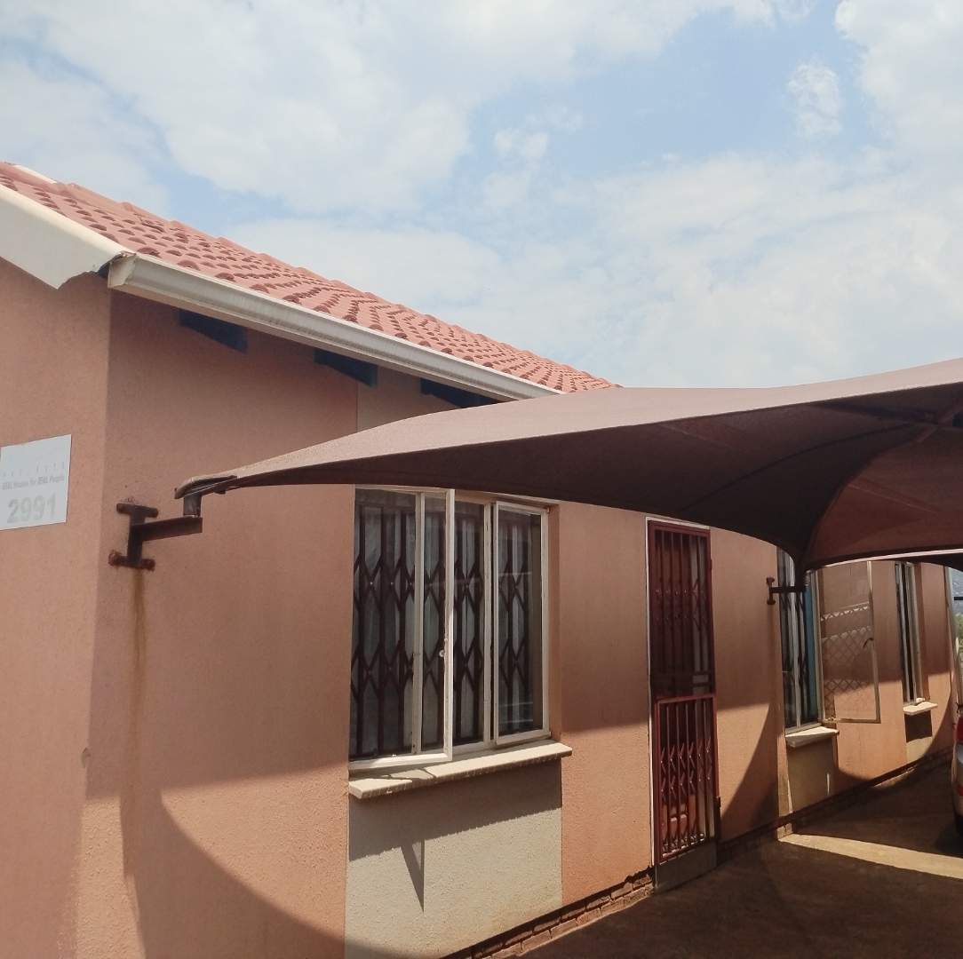 For Sale House in Mahube Valley, 3 bedrooms, spacious yard, near
