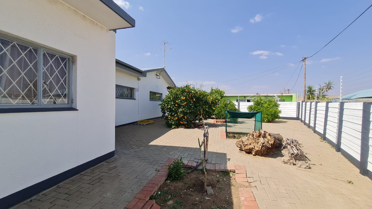 For Sale Spacious 5Bedroom Home in Suiderhof Near Maerua Mall