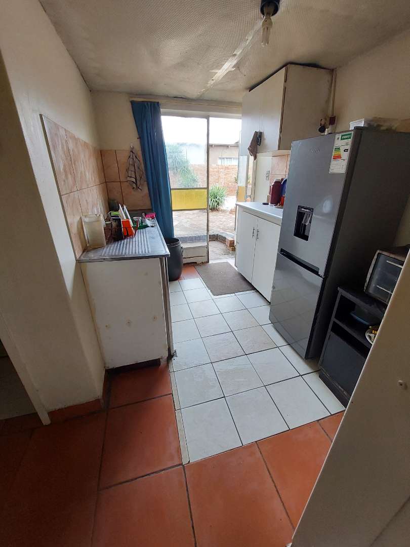 4 Bedroom House in Claremont, Pretoria For Sale for R 1,370,000 2192602