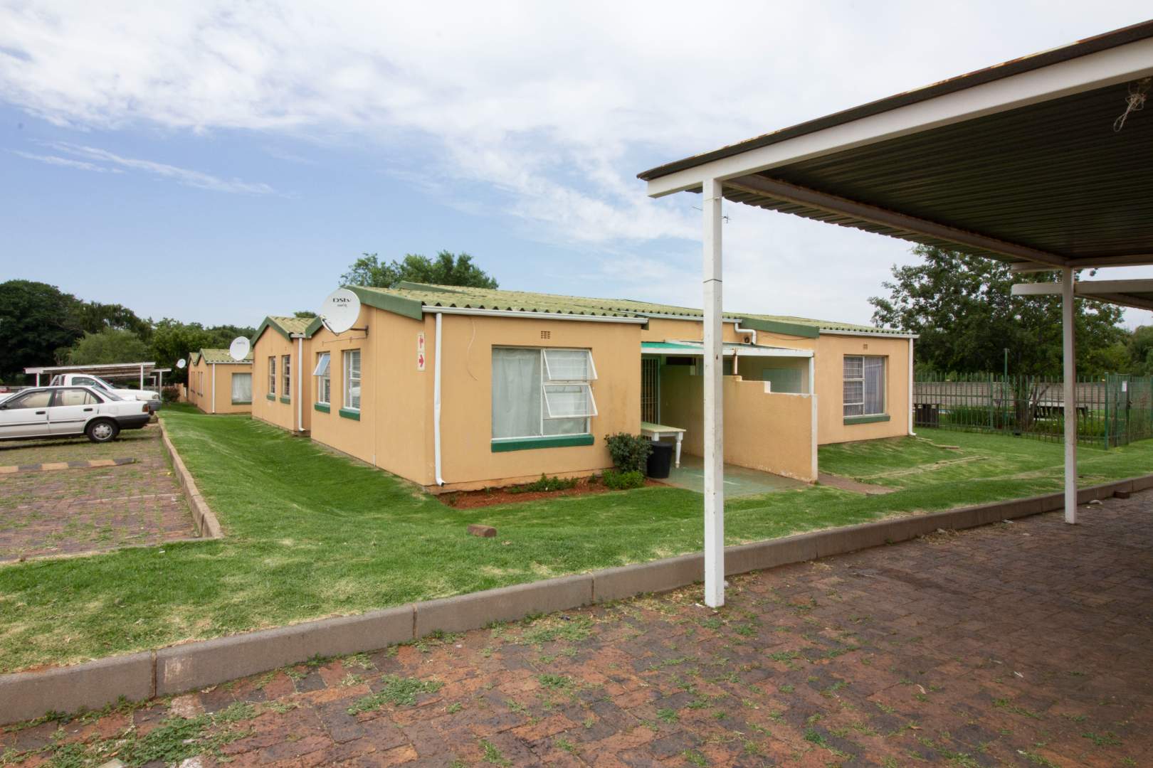 3 Bedroom, 1 bathroom Simplex for Sale in Florida.