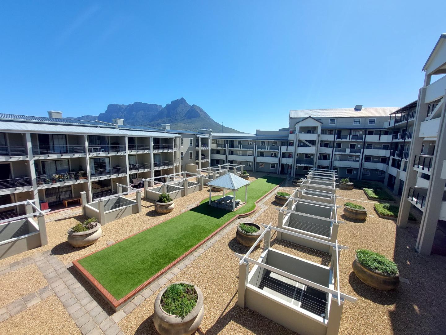 Unfurnished 1 bedroom apartment to let in Rondebosch