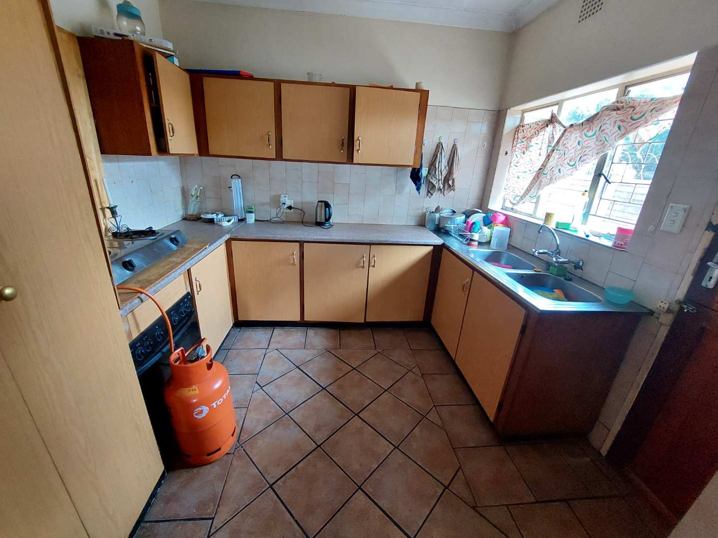 4 Bedroom House in Claremont, Pretoria For Sale for R 1,370,000 2192602