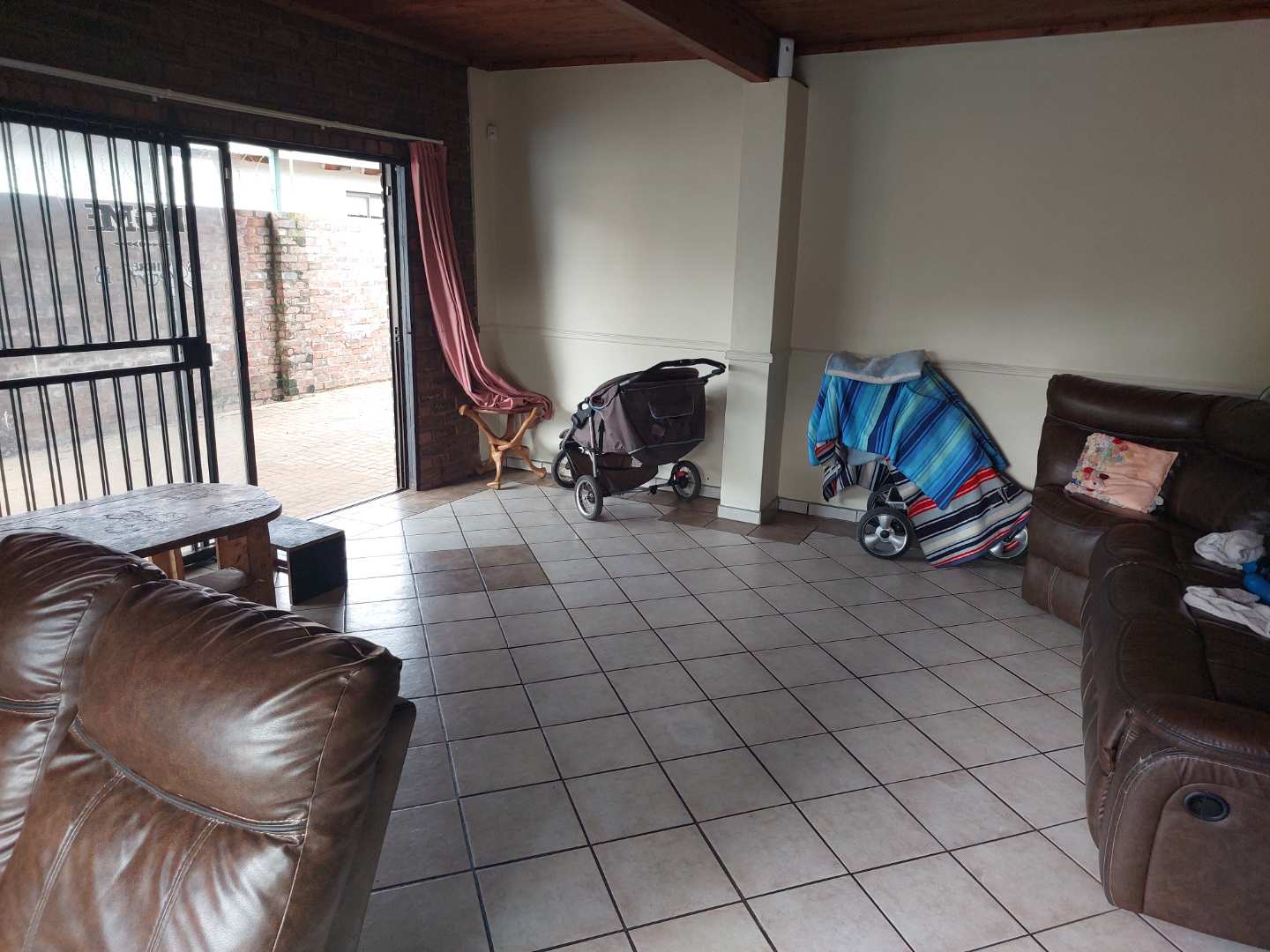 4 Bedroom House in Claremont, Pretoria For Sale for R 1,370,000 2192602