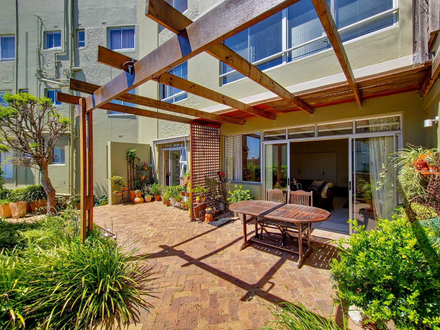 Stunning 2Bed Apartment For Sale, Sea Point Spacious Garden & Garage