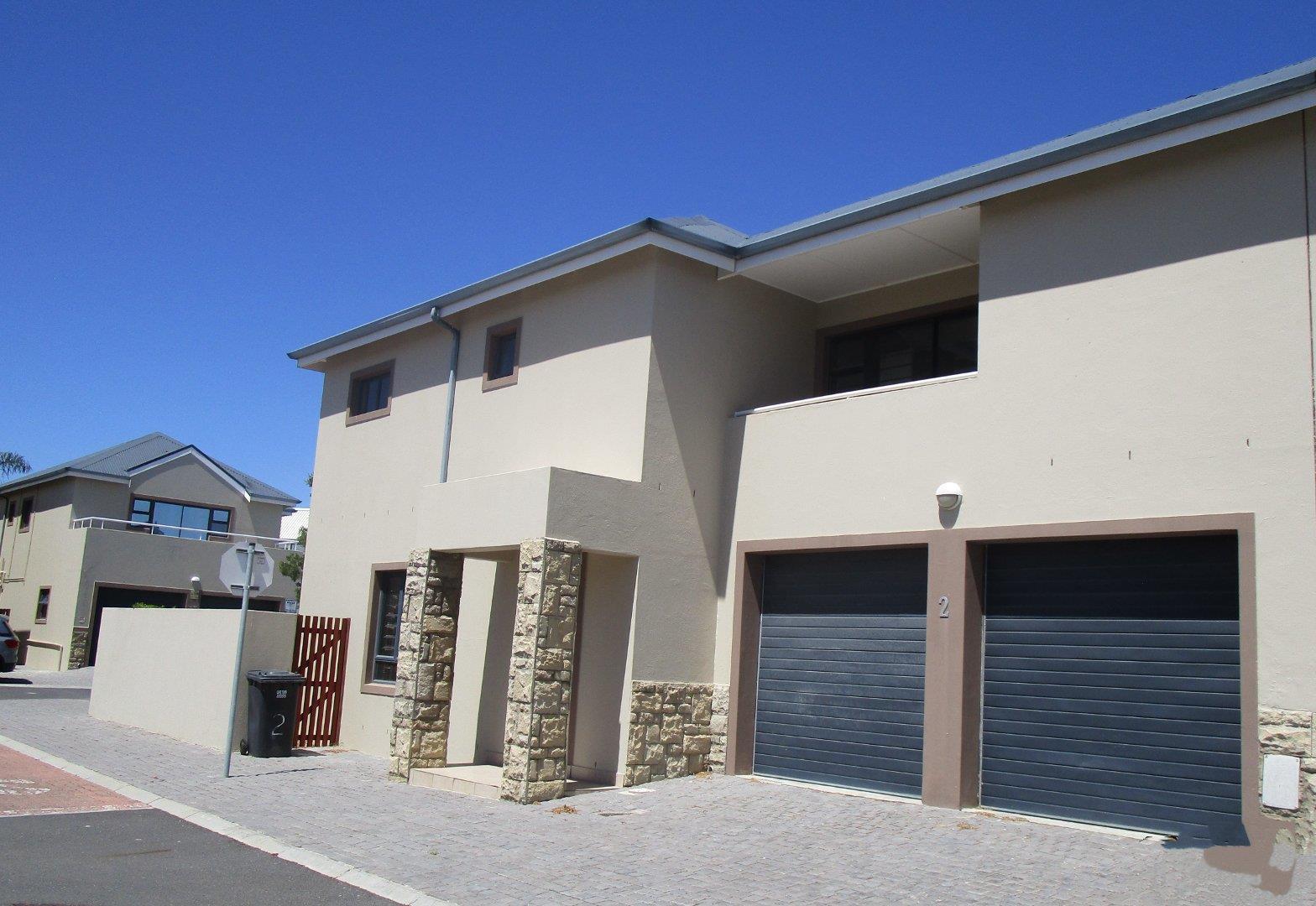 Beautiful modern Townhouse in Simola Road in Burgundy Estate