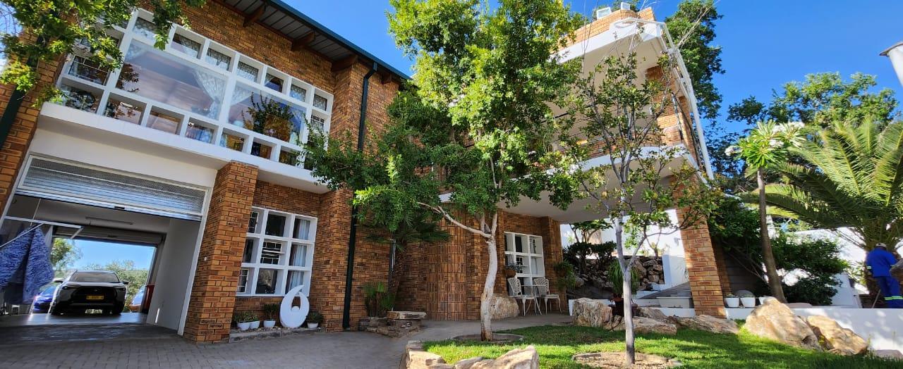 Spacious House with Flats and Pool for Sale in Eros Park 2104835