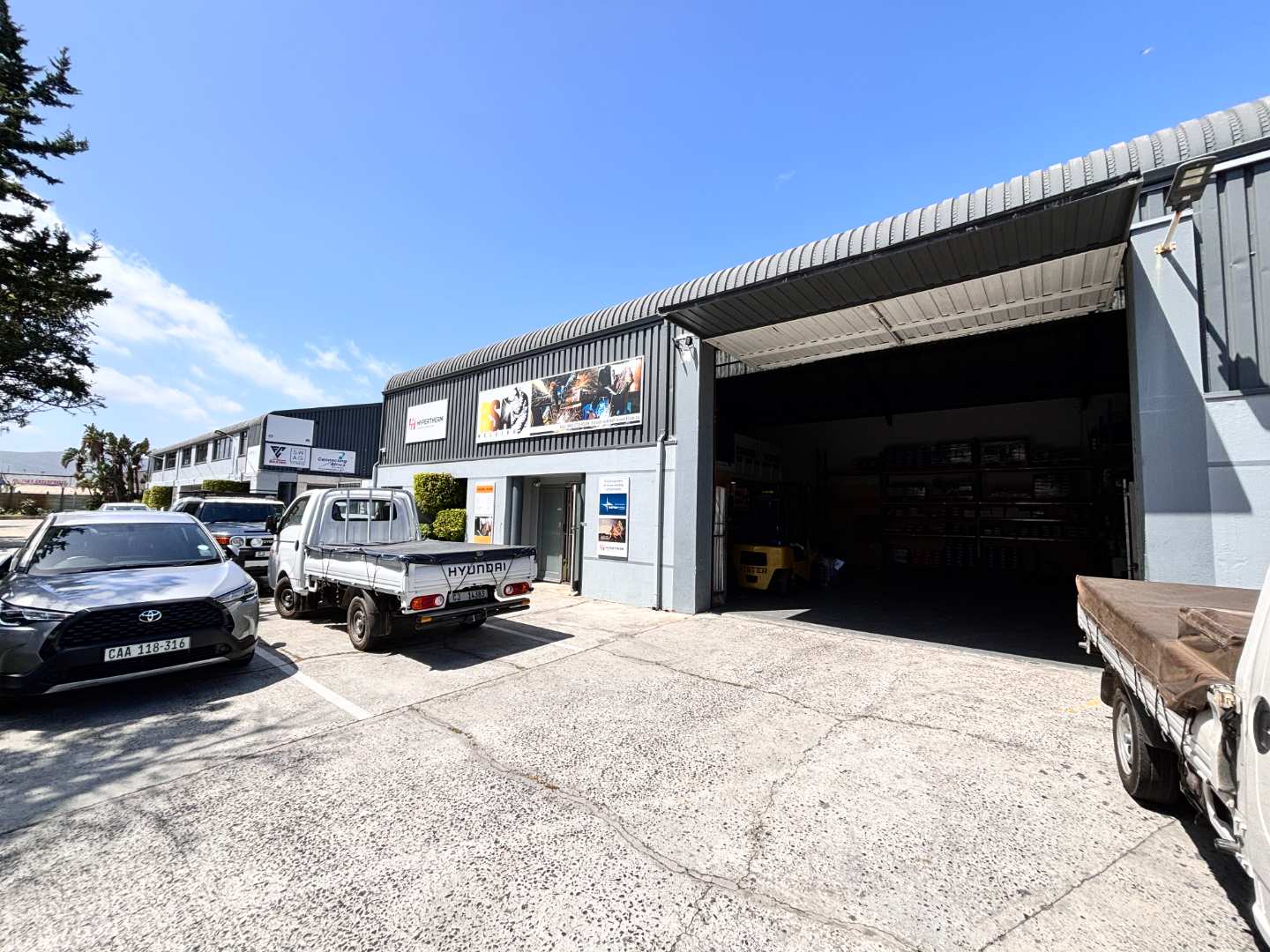 Industrial unit to rent in Montague Gardens with ample parking and