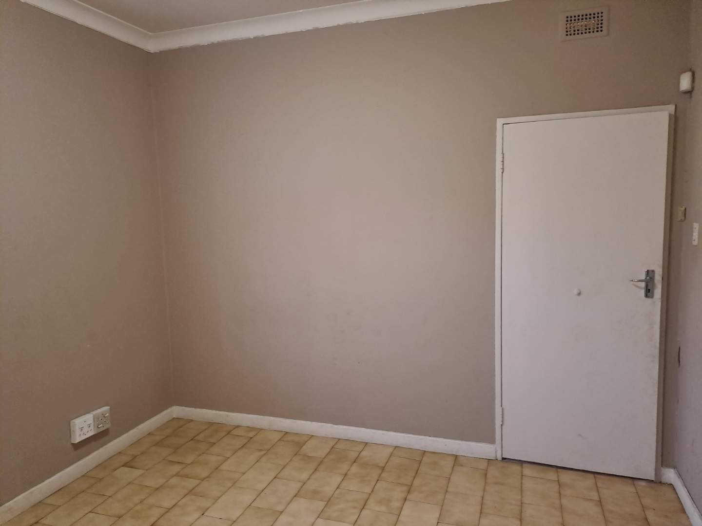 Spacious House To Rent in Hurlyvale with Separate Entrances & Flatlet