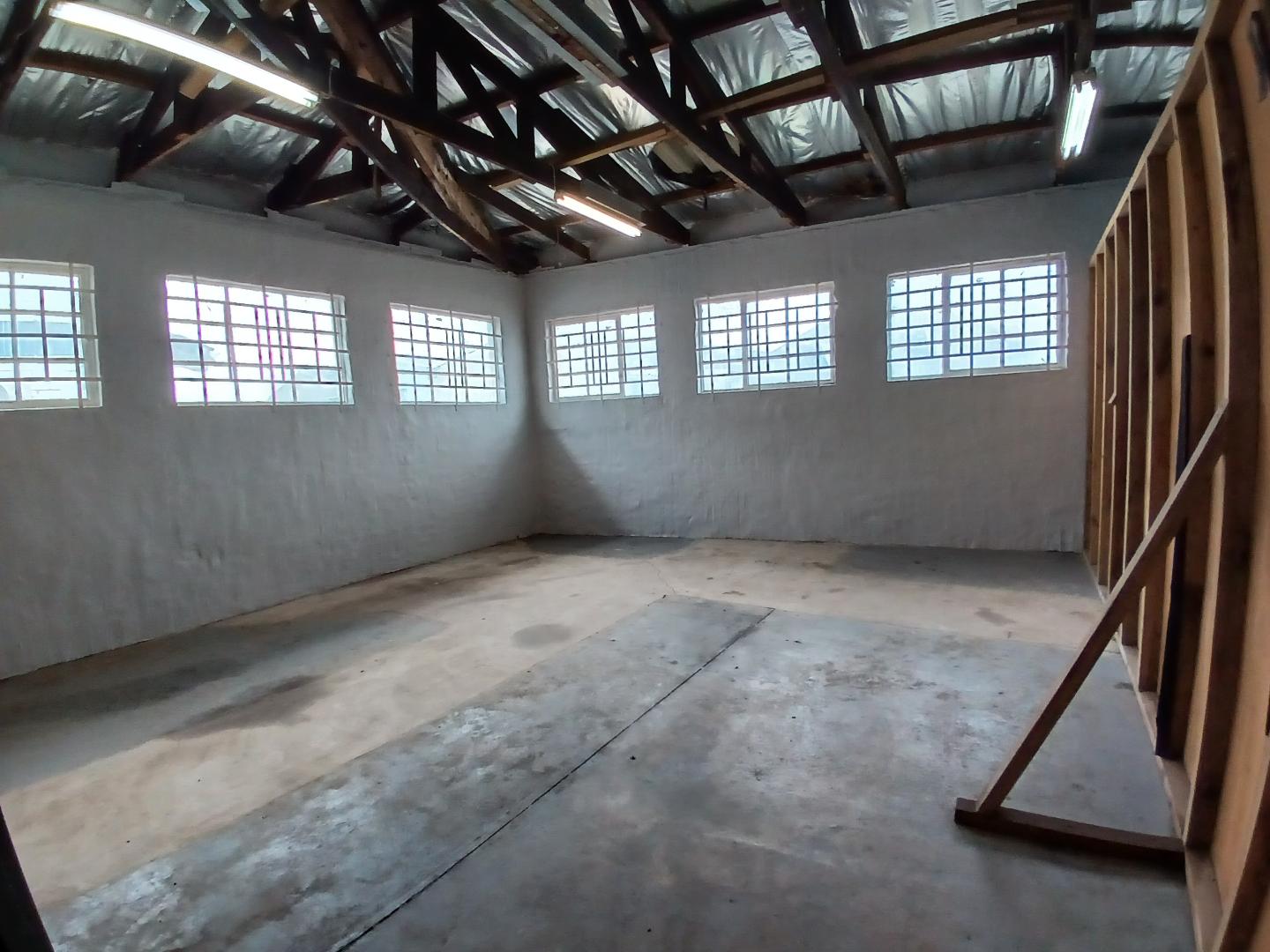 Industrial warehouse in Congella to rent with offices, kitchen, and