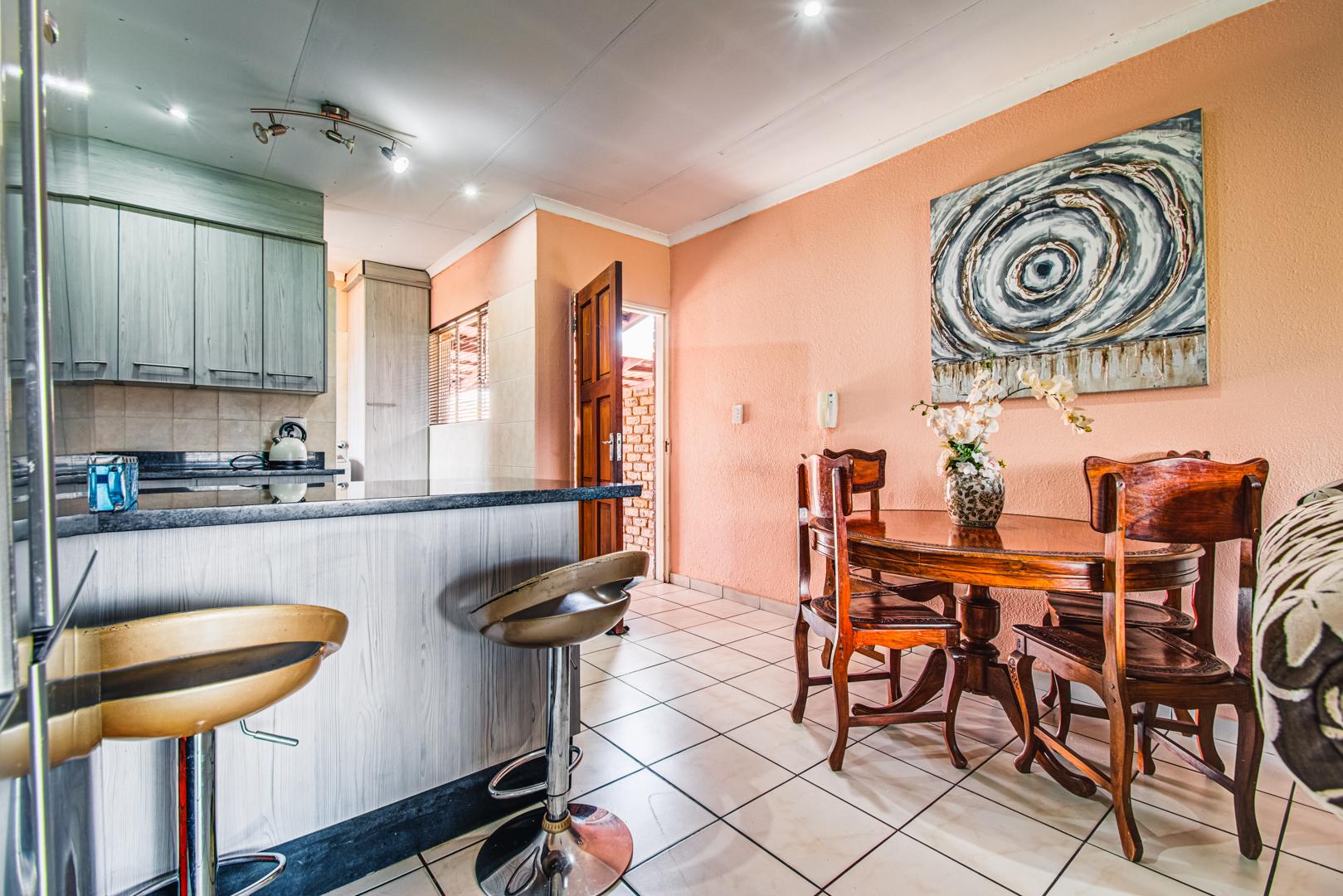 Modern 4BR Townhouse in Kempton Park AH with garden, petfriendly