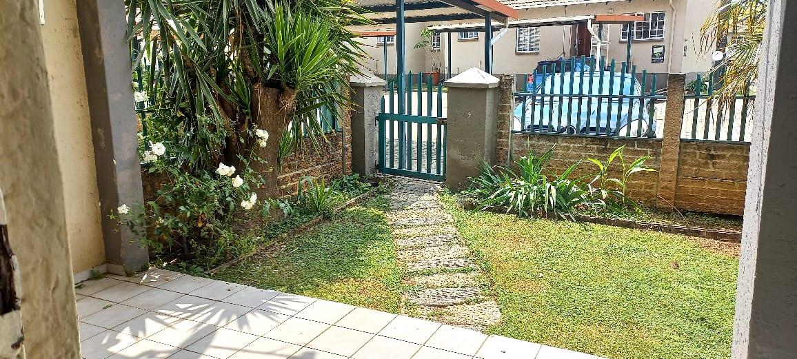Townhouse For Sale in Bartletts
