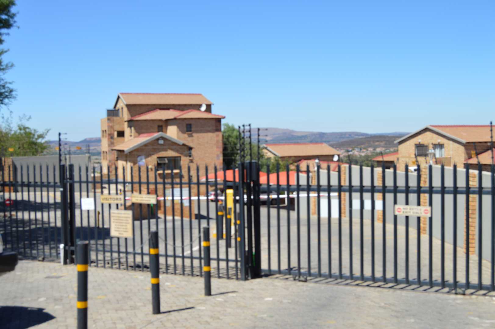 Mulbarton Apartment For Sale Spacious bedroom, secure complex, parking