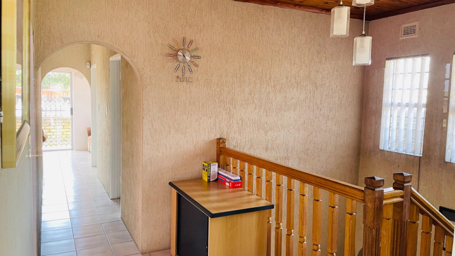 6 Bedroom House in Merebank, Durban For Sale for R 1,750,000 2197089