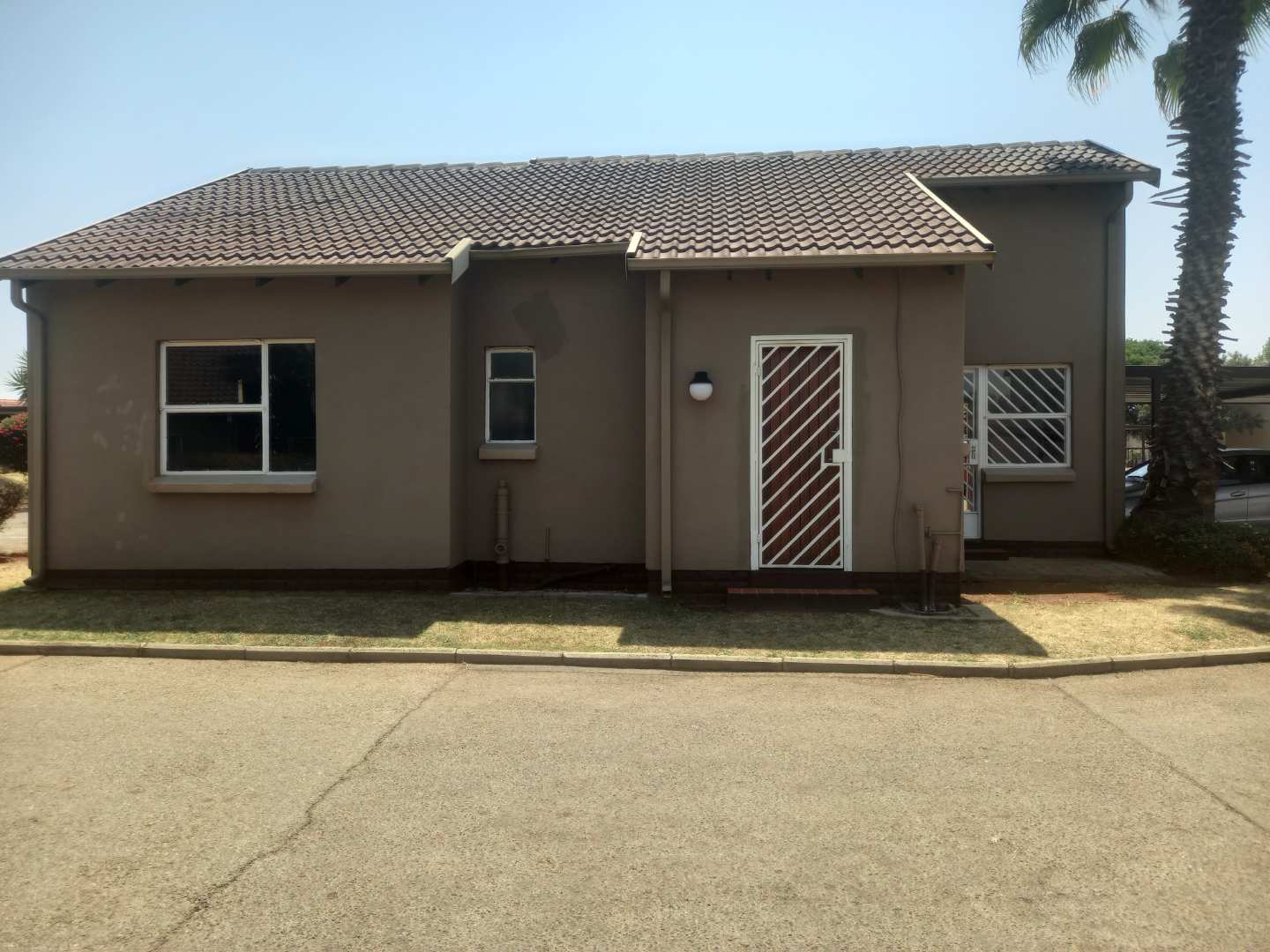 For Sale Cluster in Pomona with pool, 3 beds, 2 baths, secure parking
