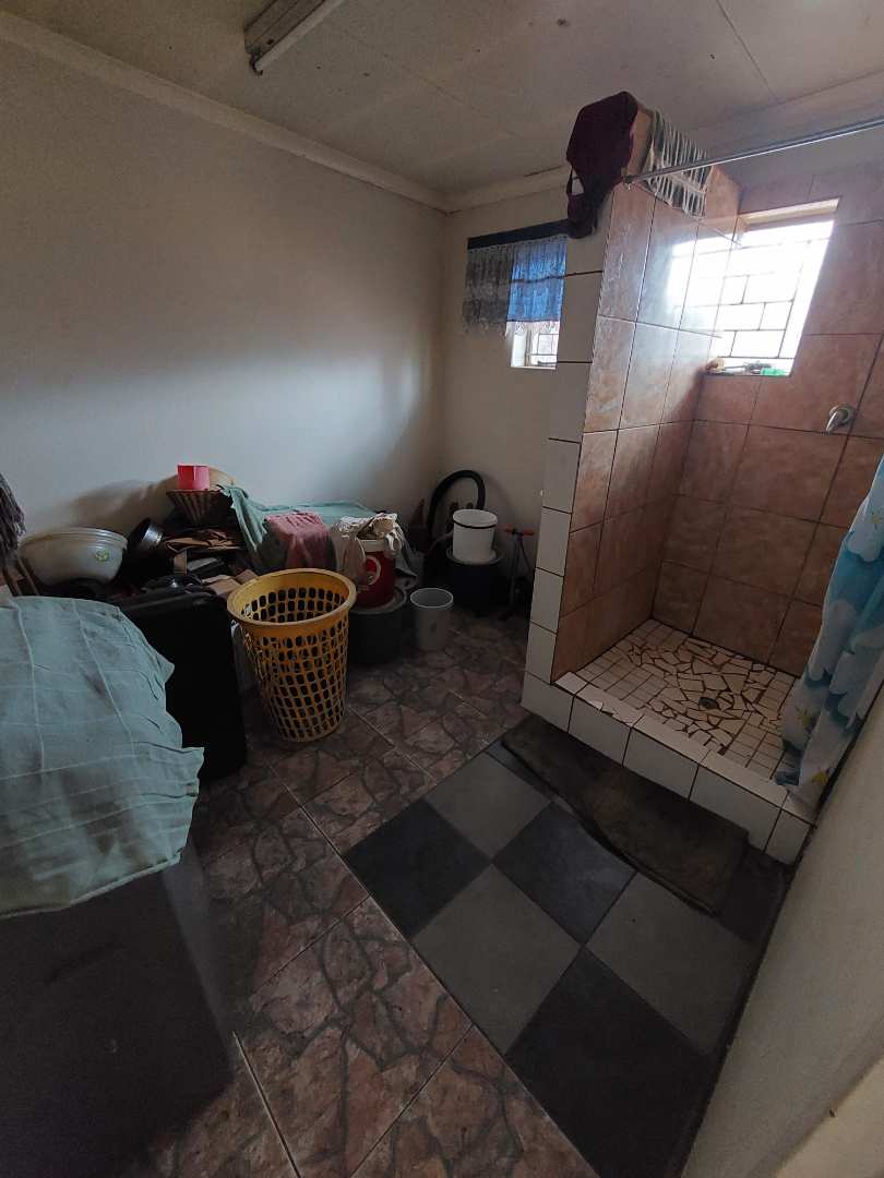 4 Bedroom House in Claremont, Pretoria For Sale for R 1,370,000 2192602