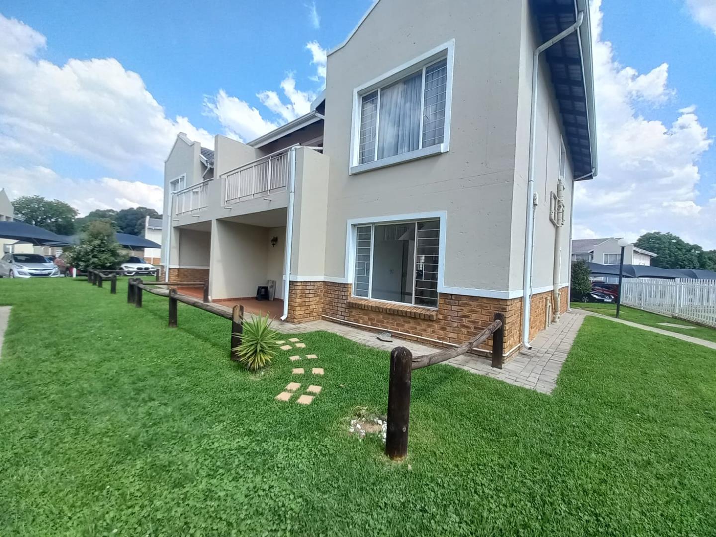 Modern Townhouse For Sale in Brentwood Park Features Galore! 2079249