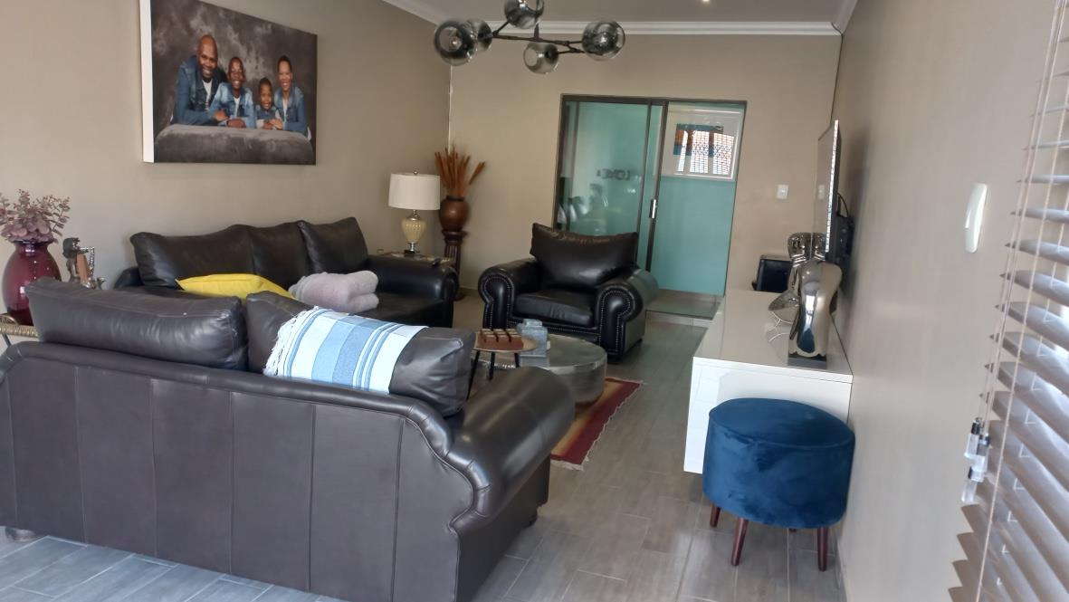 Bloemfontein House For Sale in Somerton Estate, Bloemfontein was listed for R3,805,000.00 on 1