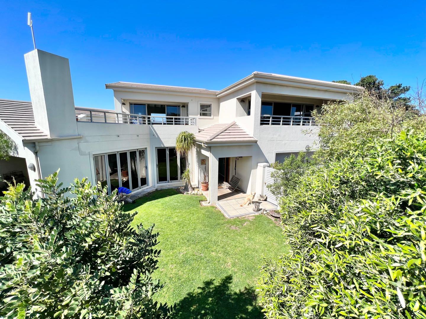 Milnerton House For Sale in Sunset Beach, Milnerton was listed for R5