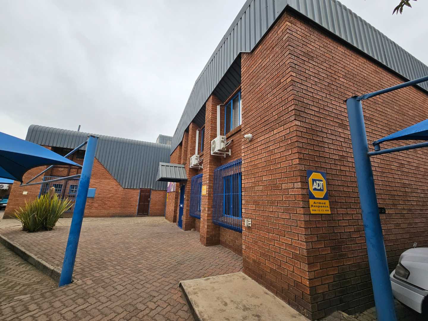 Industrial Unit To Rent in Jet Park 357sqm, 3Phase power, office space