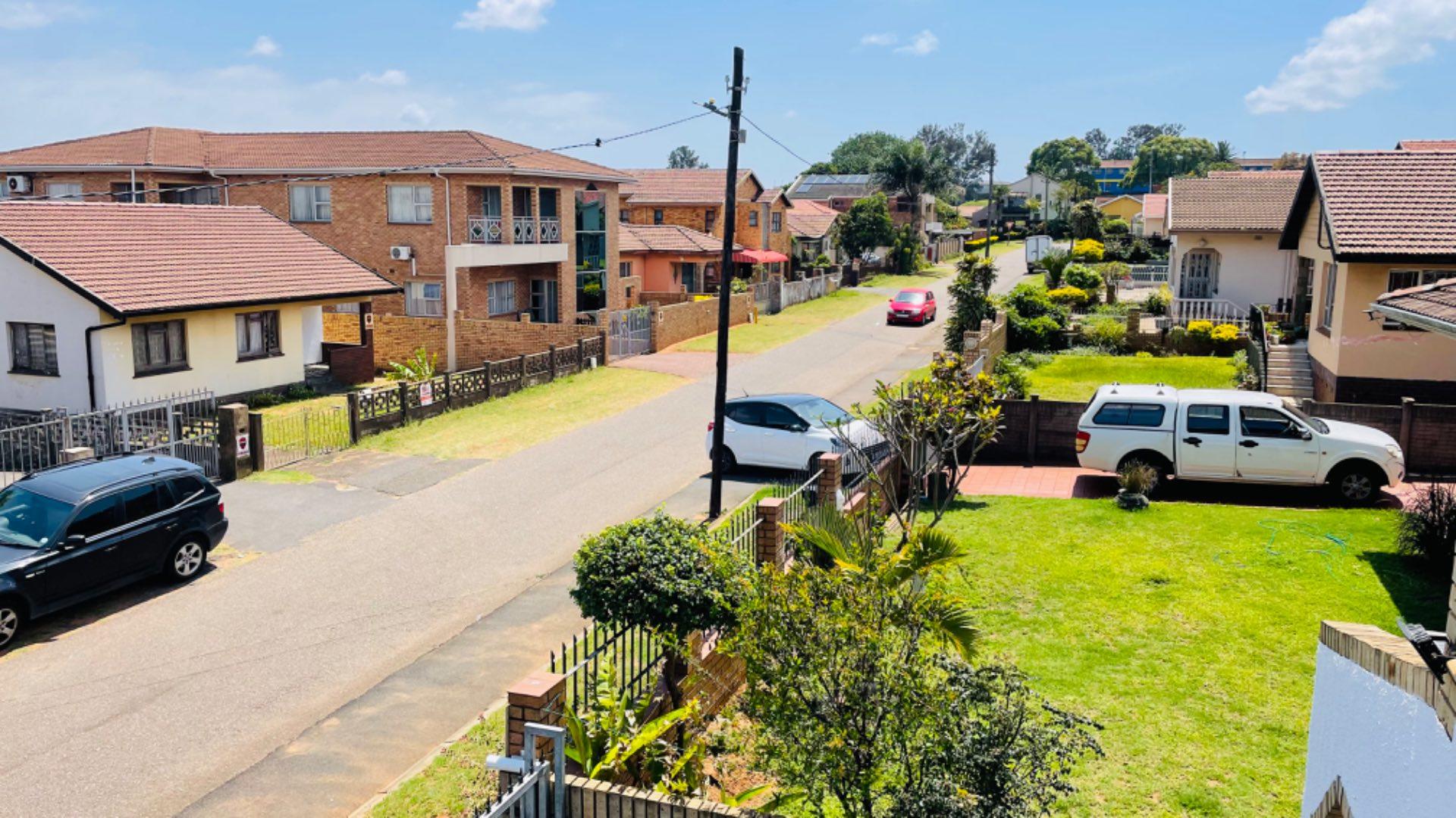 6 Bedroom House in Merebank, Durban For Sale for R 1,750,000 2197089