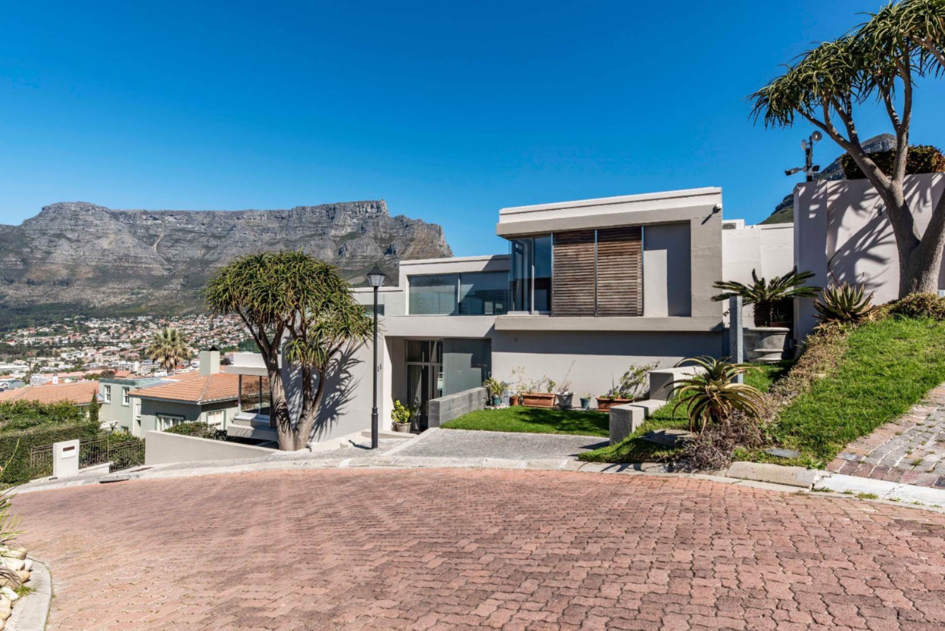 Tamboerskloof House For Sale in TAMBOERSKLOOF, CAPE TOWN was listed