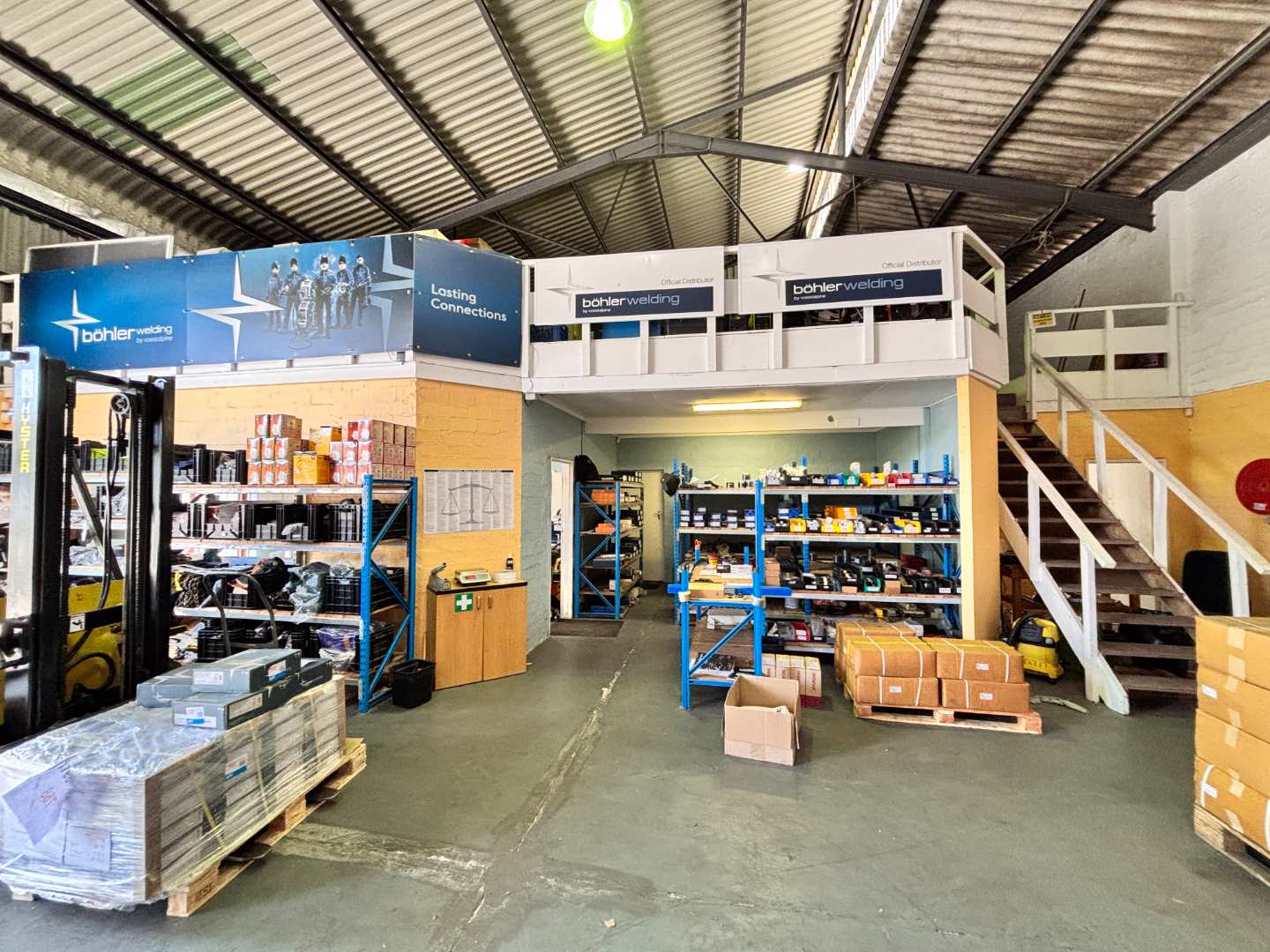 Industrial unit to rent in Montague Gardens with ample parking and