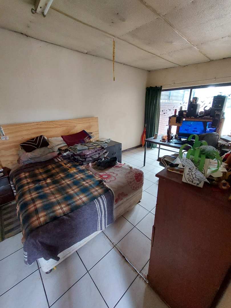 4 Bedroom House in Claremont, Pretoria For Sale for R 1,370,000 2192602