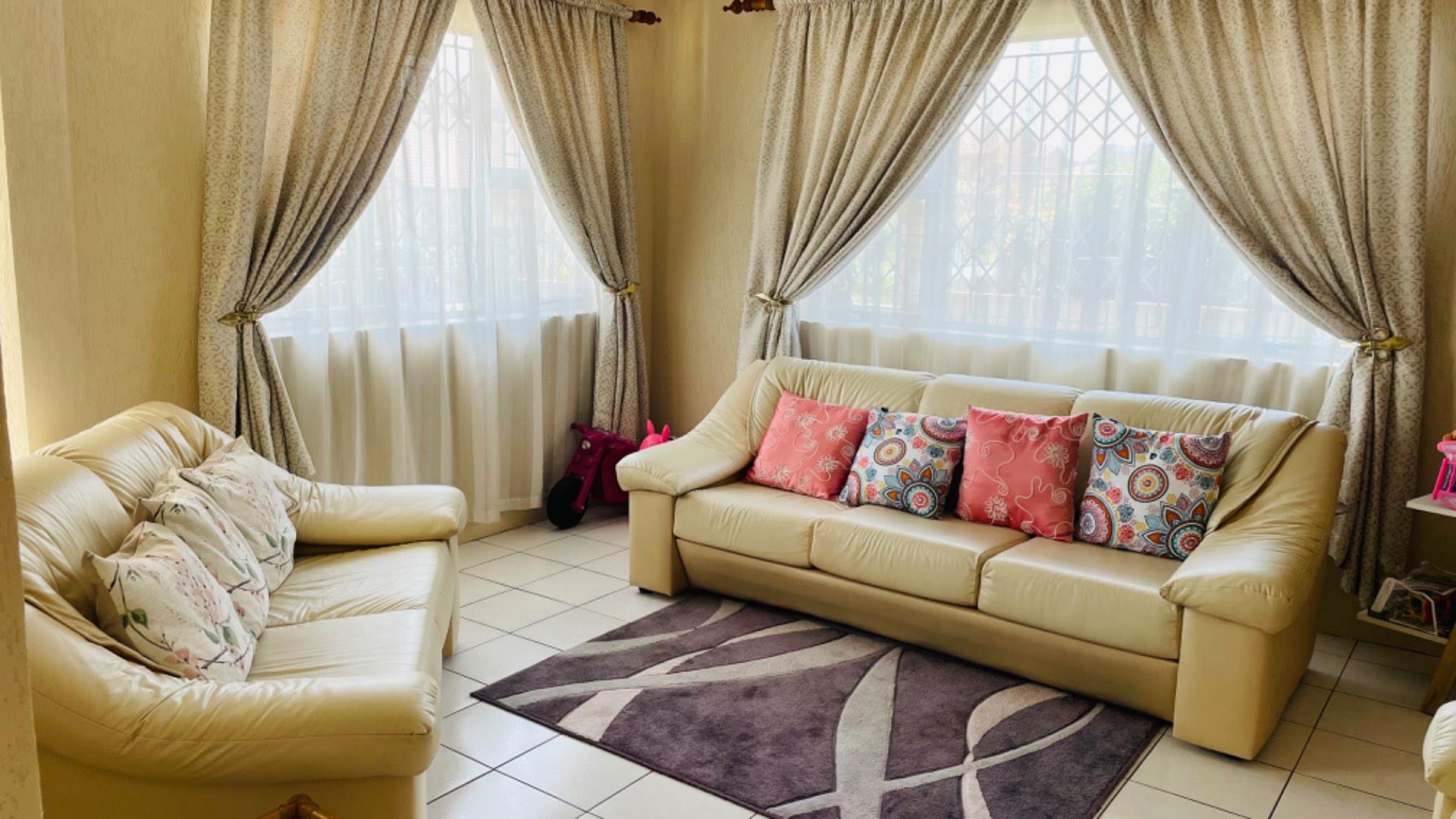 6 Bedroom House in Merebank, Durban For Sale for R 1,750,000 2197089