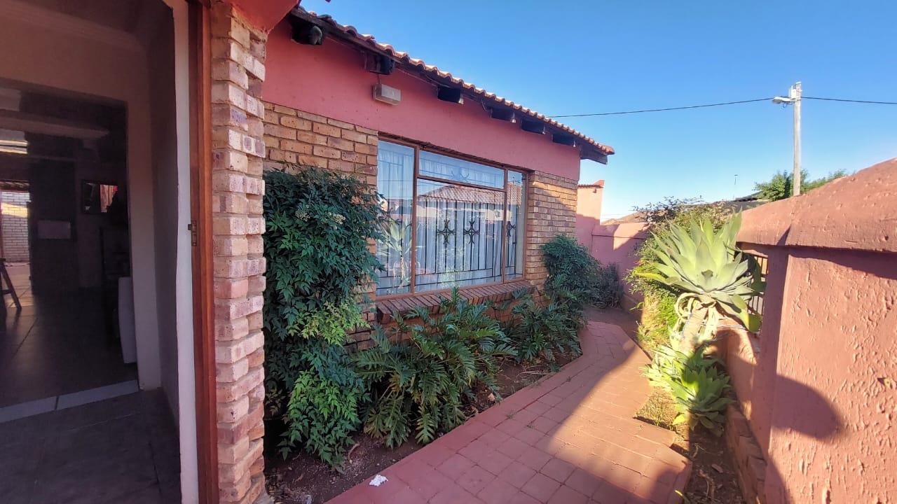 Charming House for Sale in Mamelodi East with Extra Potential