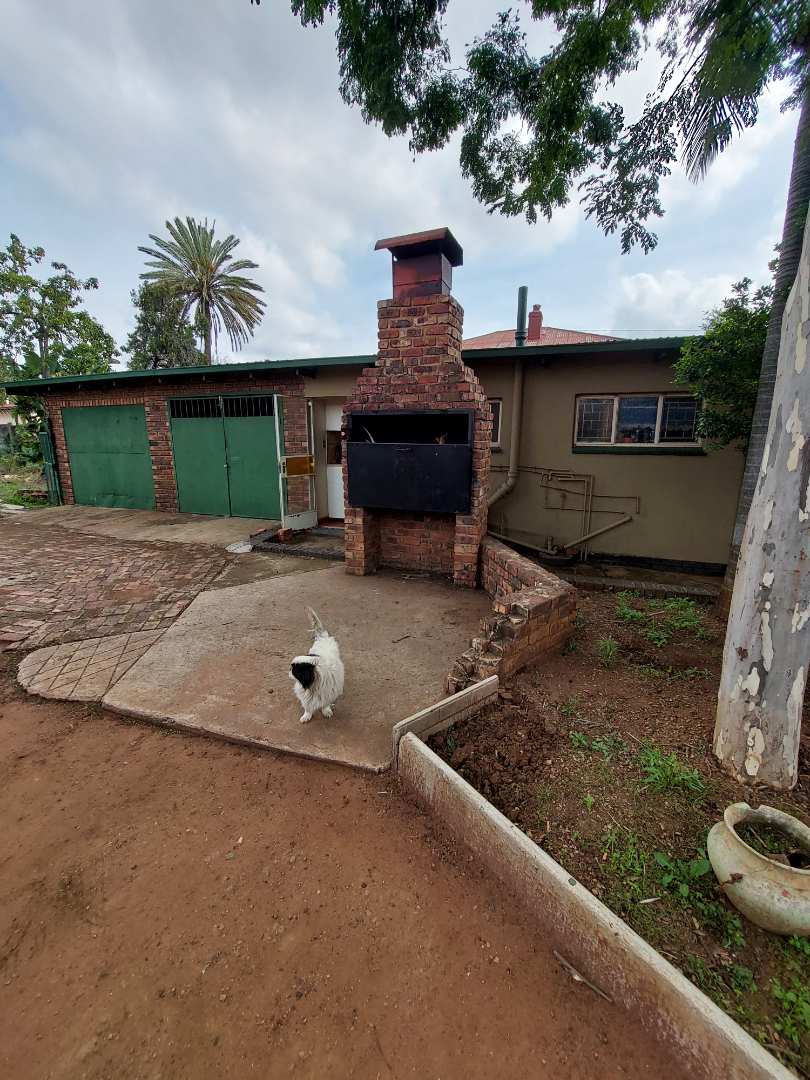 4 Bedroom House in Claremont, Pretoria For Sale for R 1,370,000 2192602