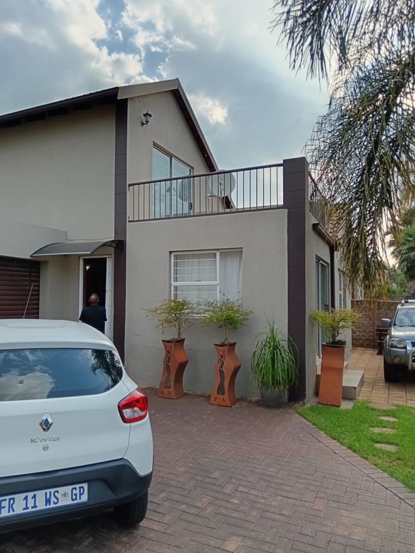 Secure PetFriendly 3 Bed House with Loft in Edenglen Available 1st