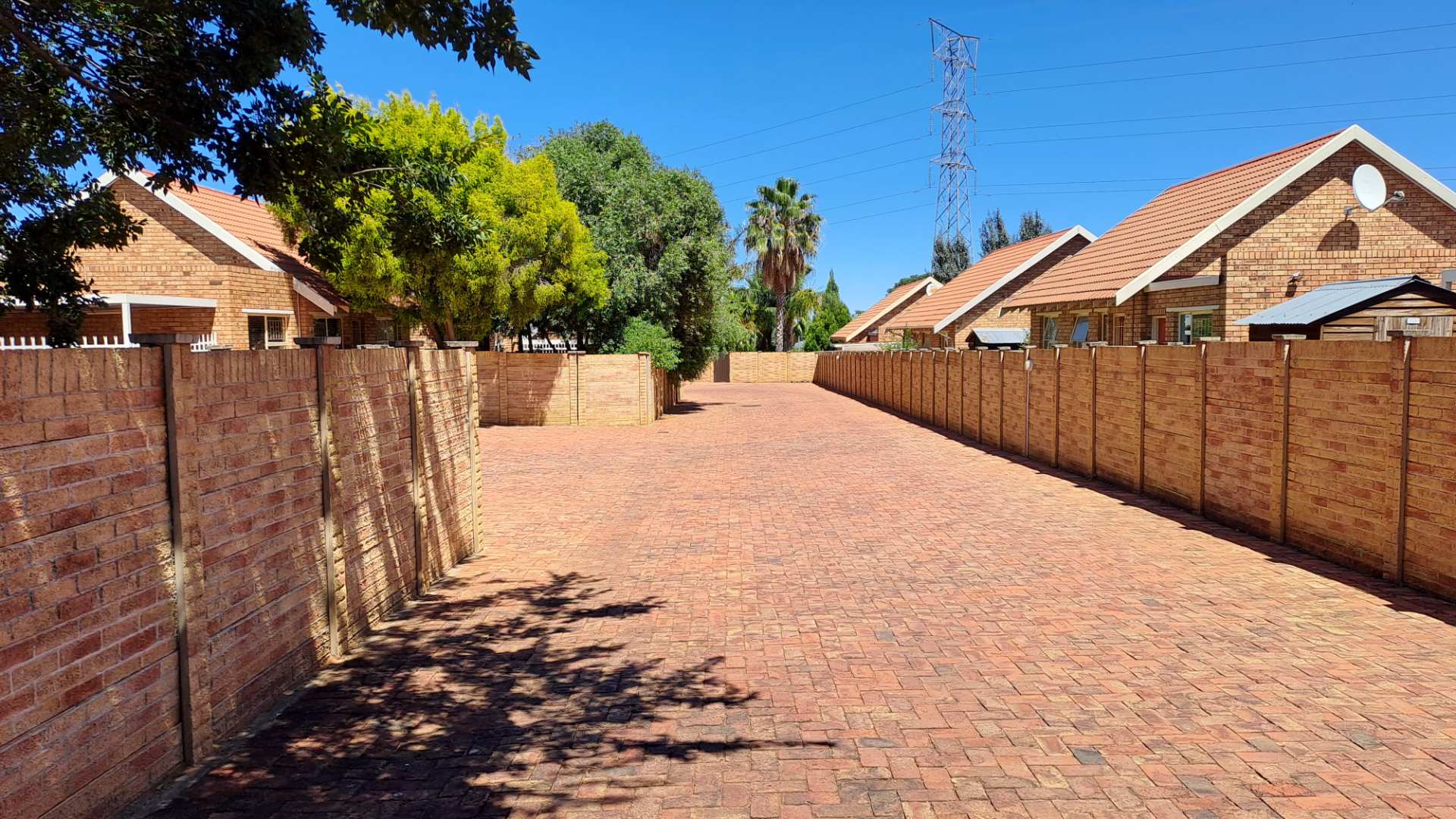 Modern Townhouse For Sale in Langenhovenpark, Bloemfontein Must See