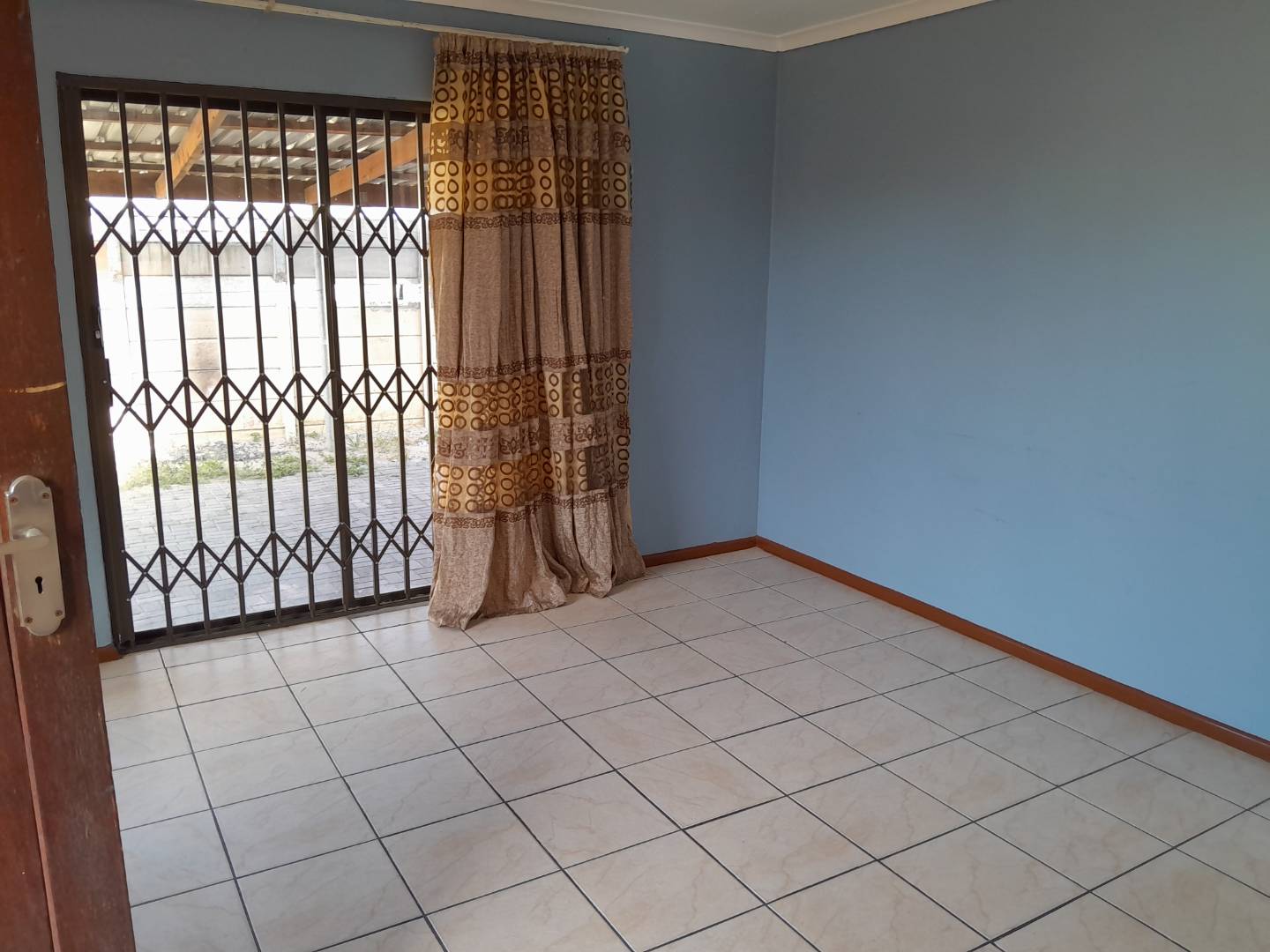 Hillcrest Heights House To Rent Spacious lounge, parking, builtin