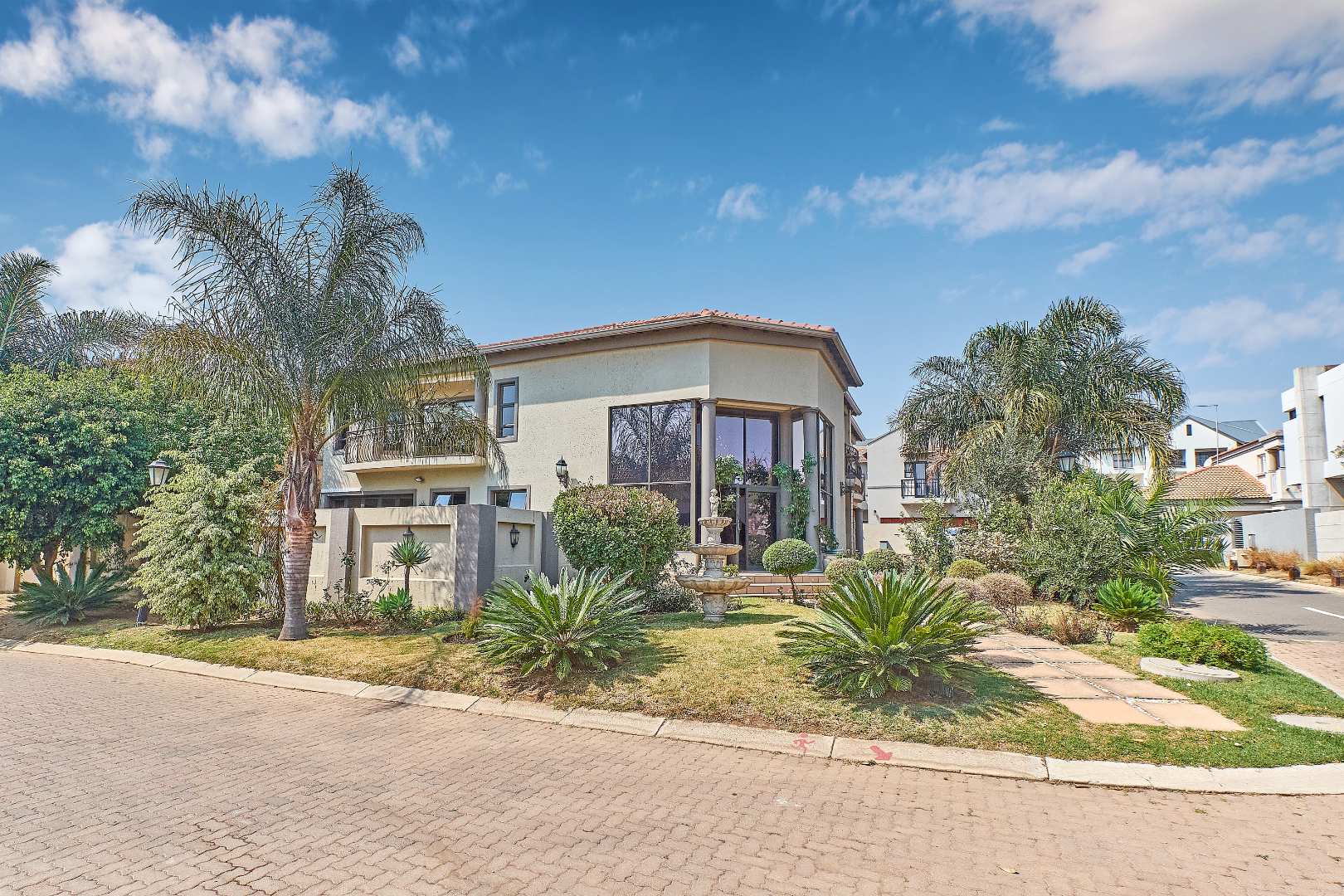 Luxurious Family Home For Sale in Bushwillow Park Estate 2160953