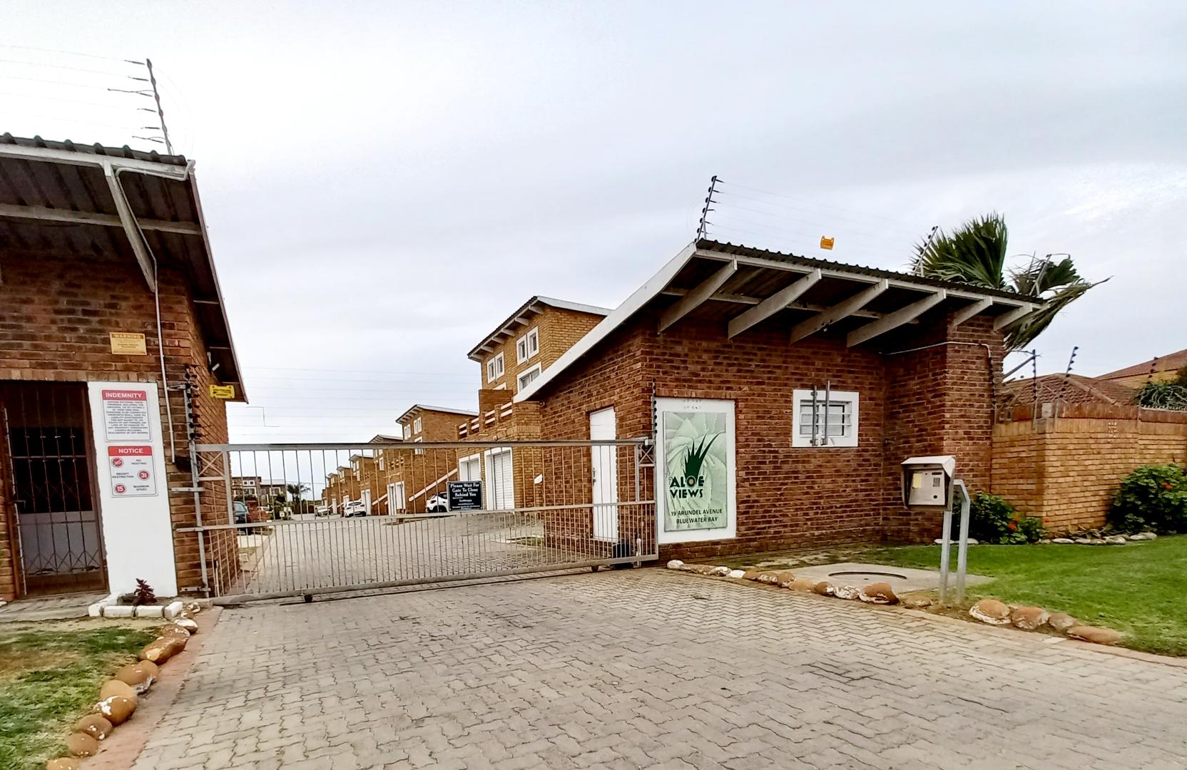 2 Bedroom Townhouse in Bluewater Bay, Port Elizabeth For Sale for R