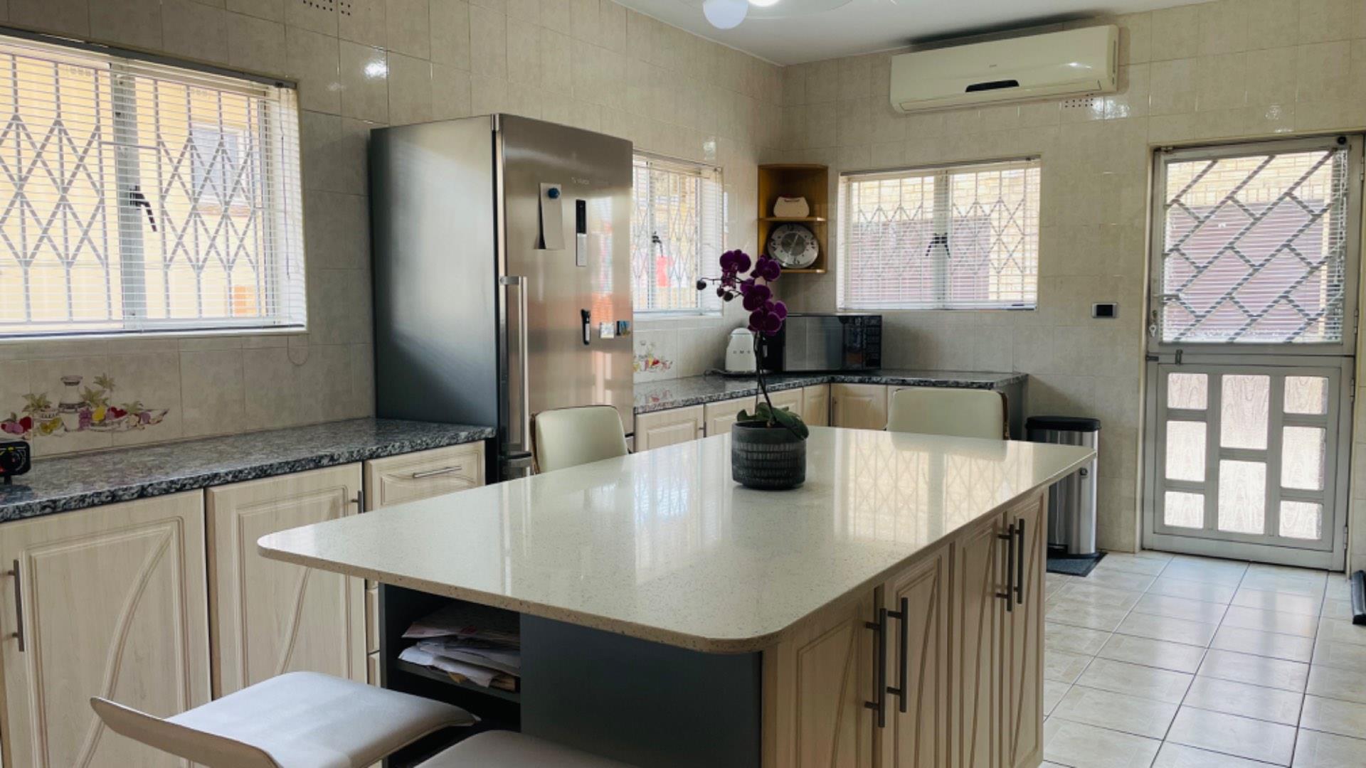 6 Bedroom House in Merebank, Durban For Sale for R 1,750,000 2197089