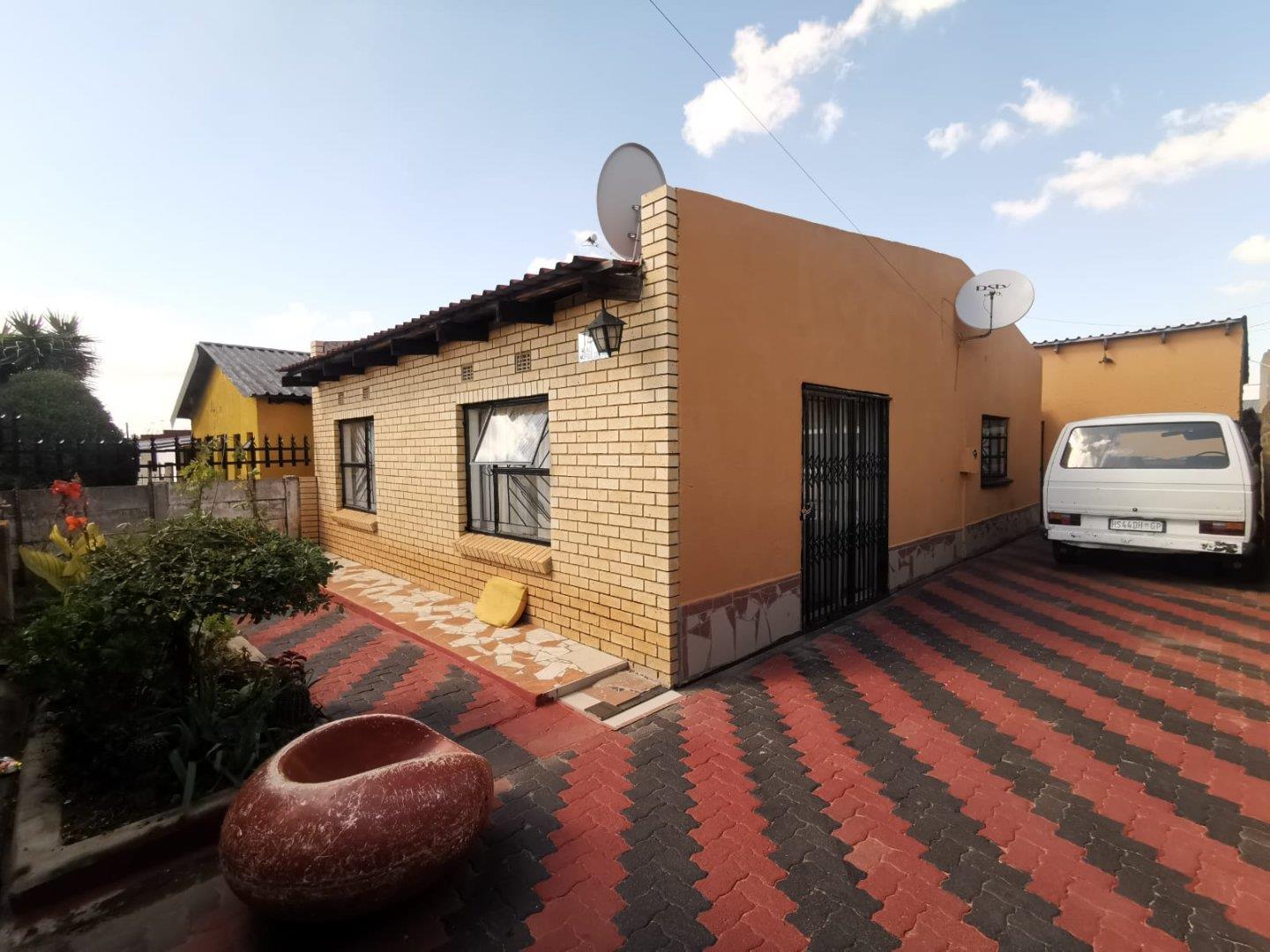 2 Bedroom House in Mofolo Central, Soweto For Sale for R690,000 2028567 RE/MAX 2000