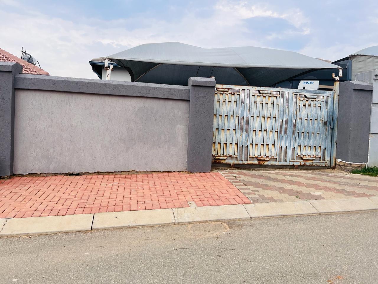 2 Bedroom House In Clayville Ext 45 For Sale R800 000 1421286 2-bedroom-house-in-clayville-ext-45-for-sale-r800-000-1421286