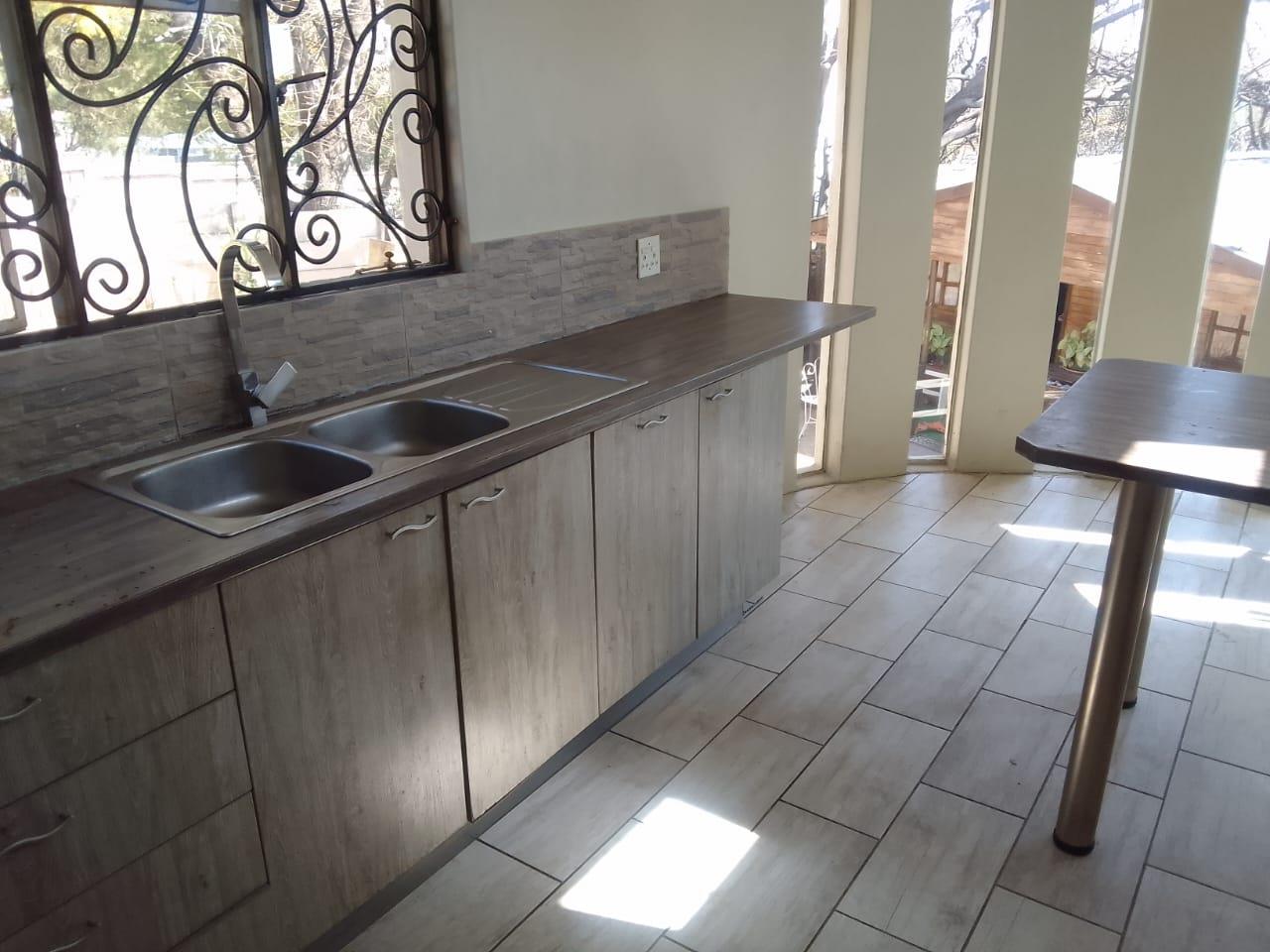 Douglasdale House To Rent 3 bedrooms, pool, garden, onsite gardener