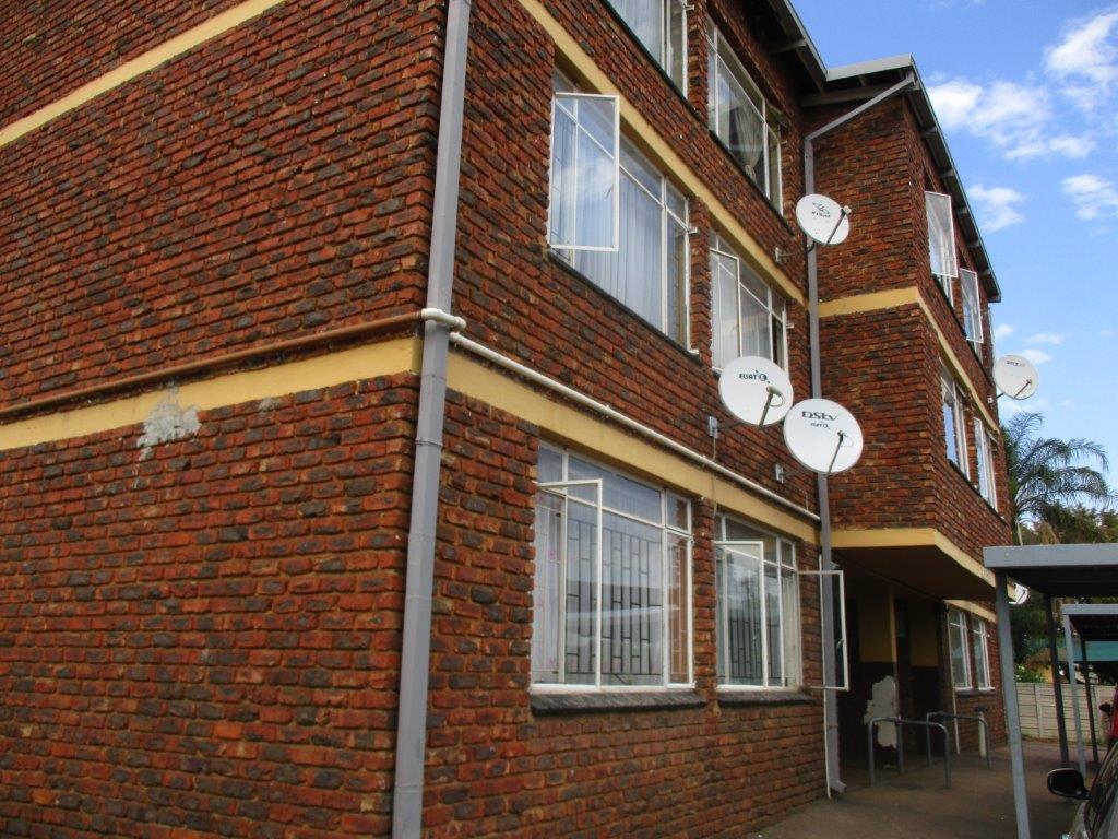 Bachelor apartment to rent in Daspoort, featuring kitchen, living area