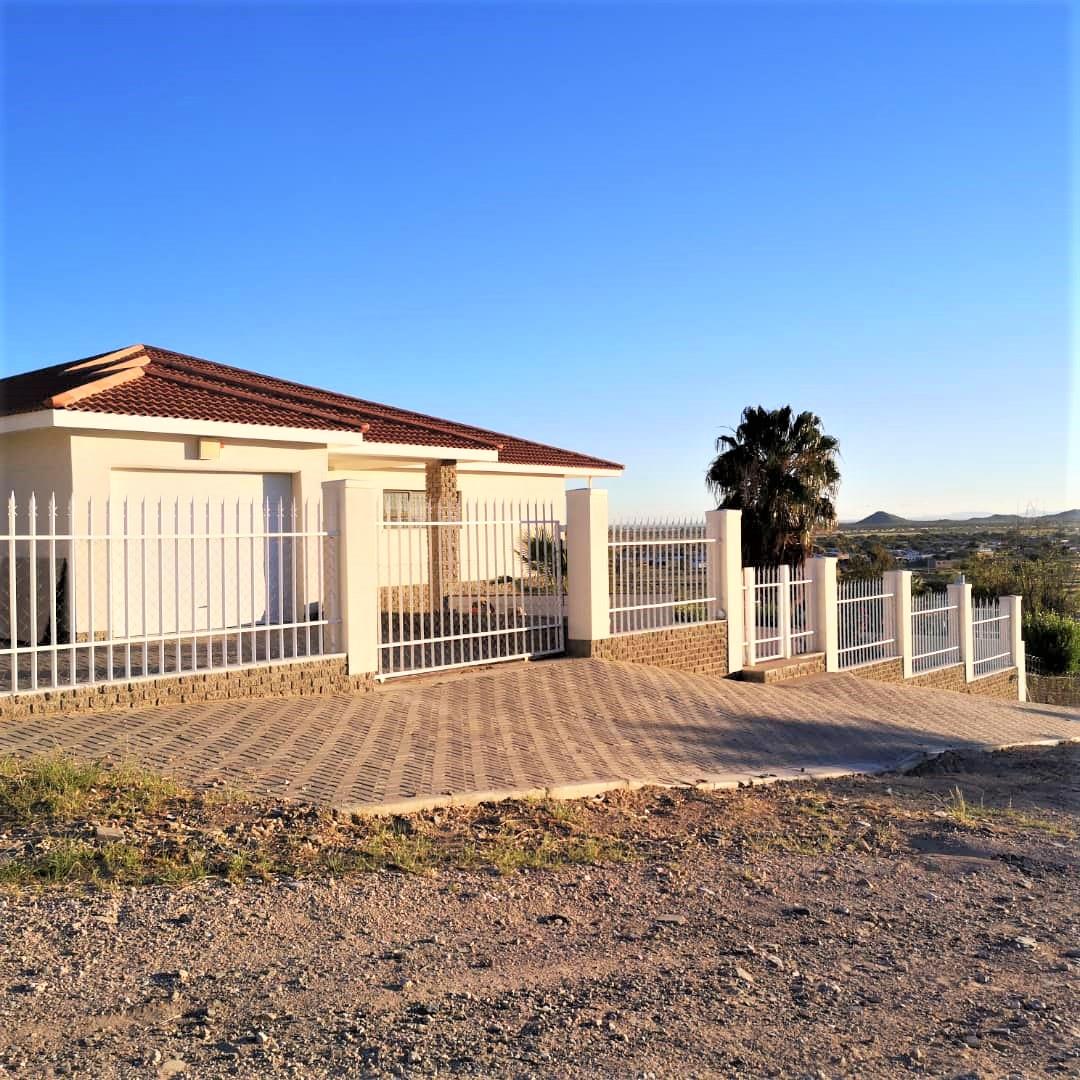 Modern 3BR, 2BA with pool, BBQ area & stunning views in Karibib Central