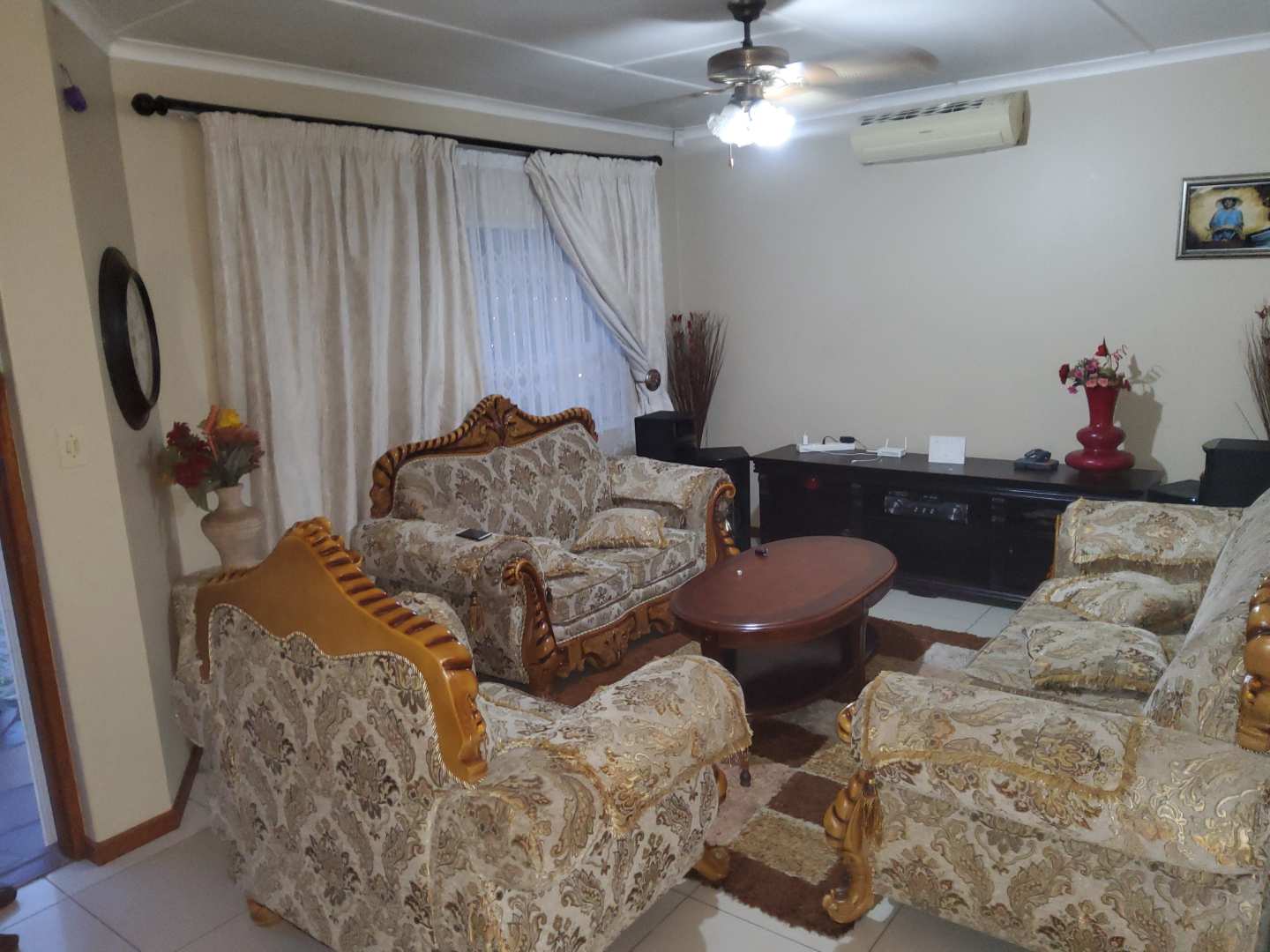 lovely spacious 3 bedroom for family, 2 bathrooms, spaces garden and backyard, close to malls and medical centres