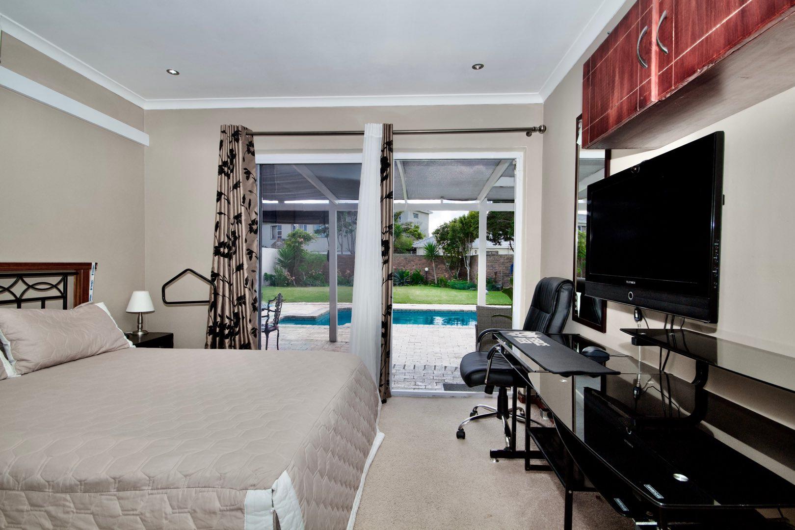 Milnerton House For Sale in Sunset Beach, Milnerton was listed for R5