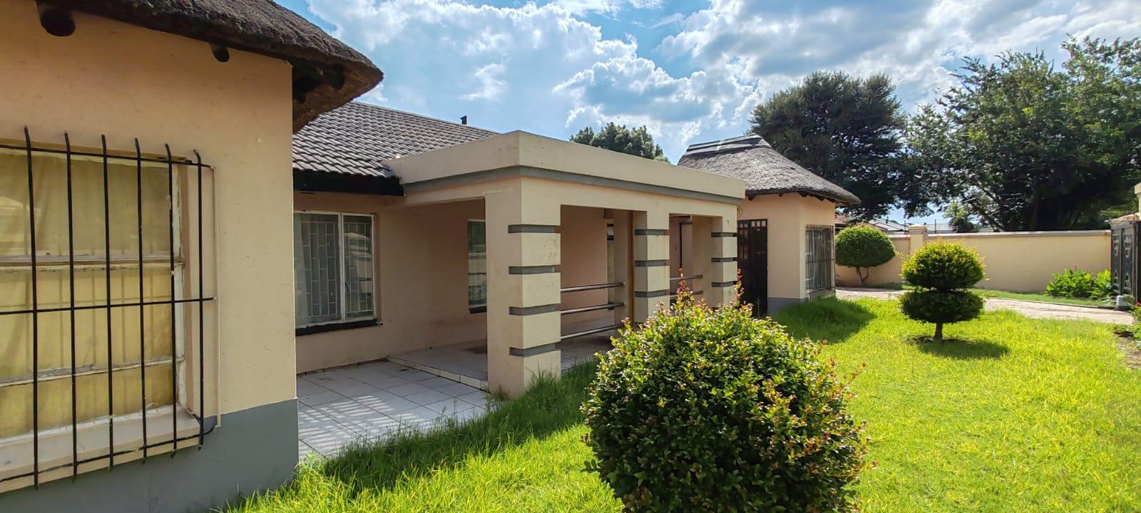 Charming House Rental Monthly in Modder East & Ext. with Outdoor