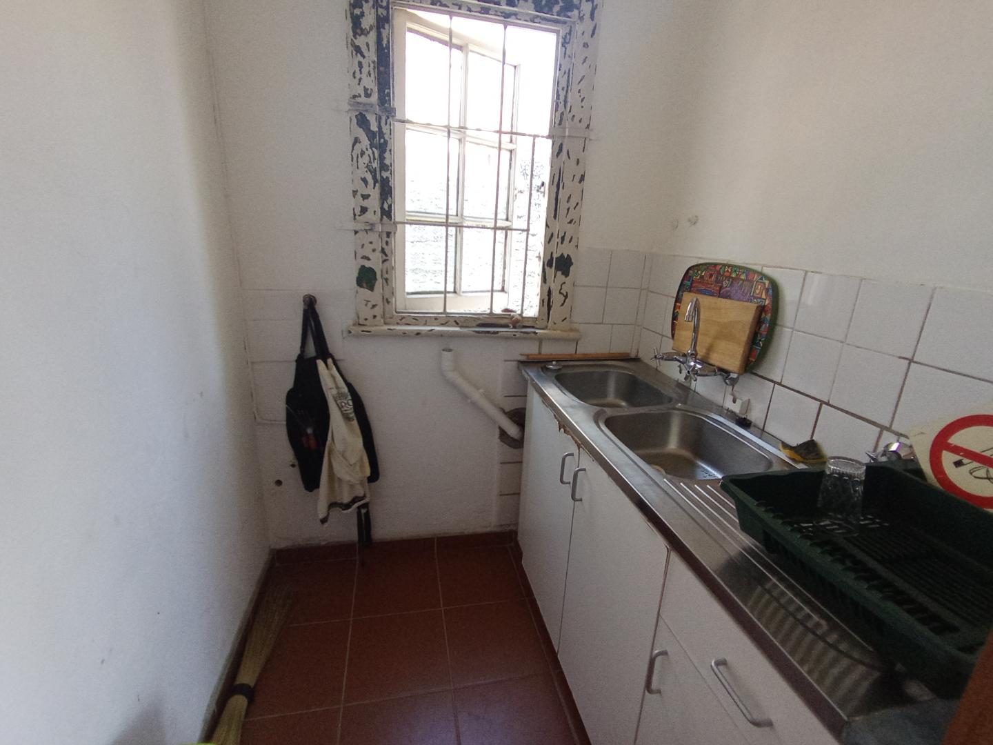 Kensington House To Rent 3 bedrooms, fireplace, gas kitchen, patio