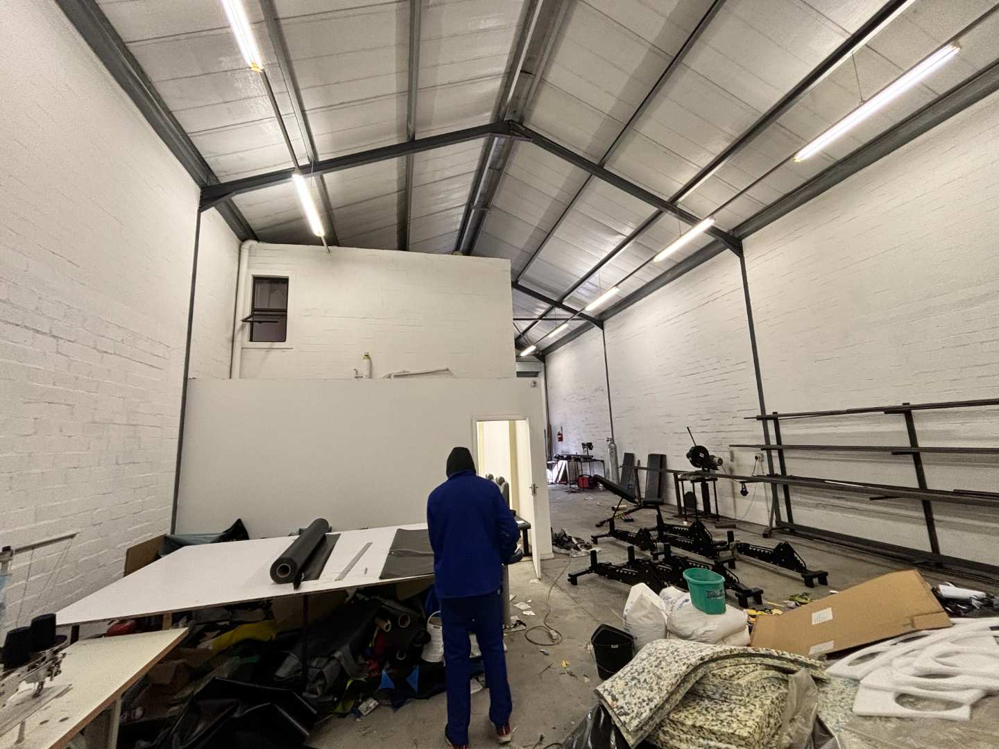 Industrial units to rent in Montague Gardens with secure access and