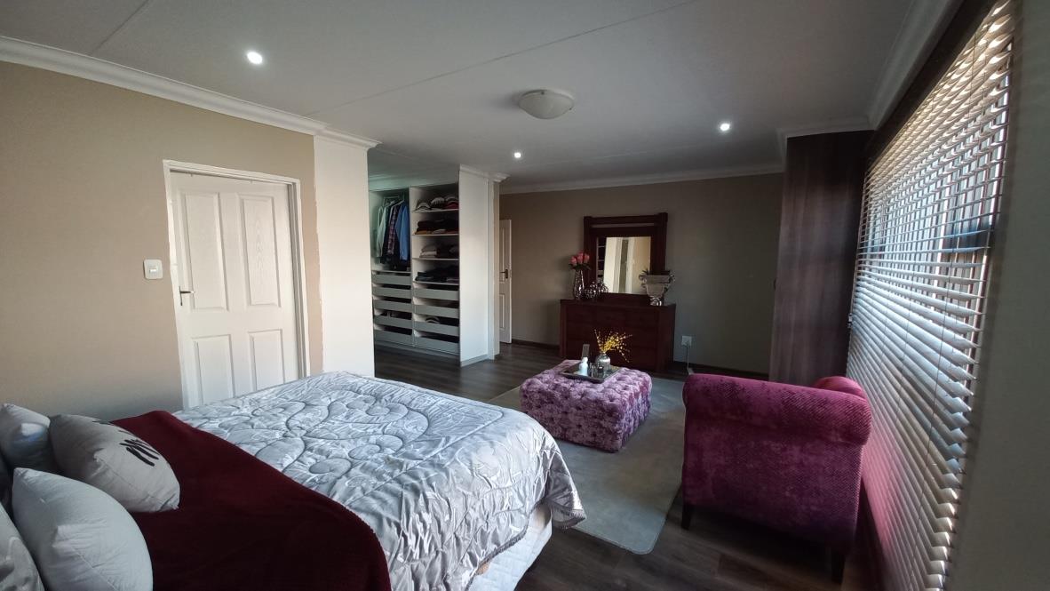 Bloemfontein House For Sale in Somerton Estate, Bloemfontein was listed for R3,805,000.00 on 1